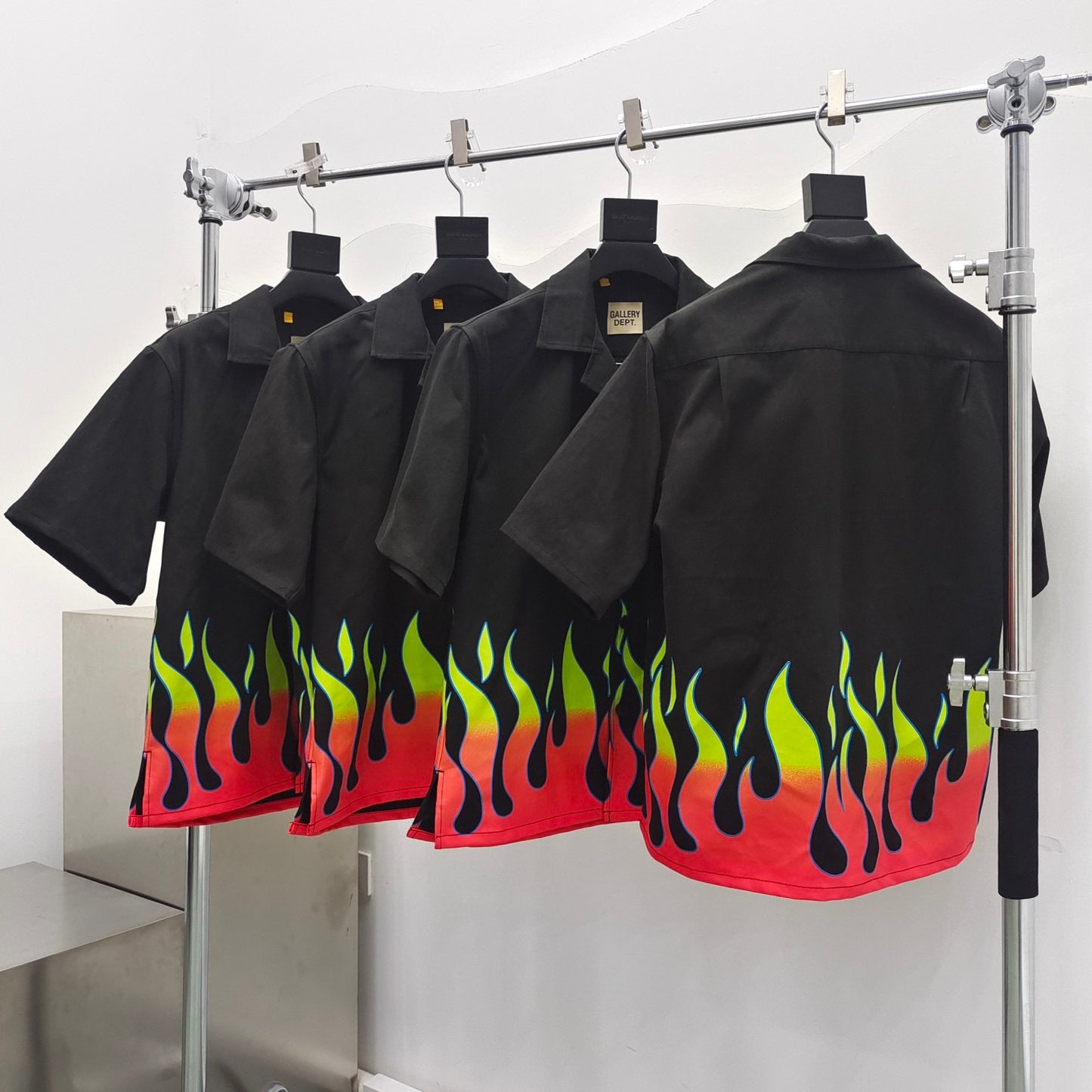 قميص متعدد الألوان