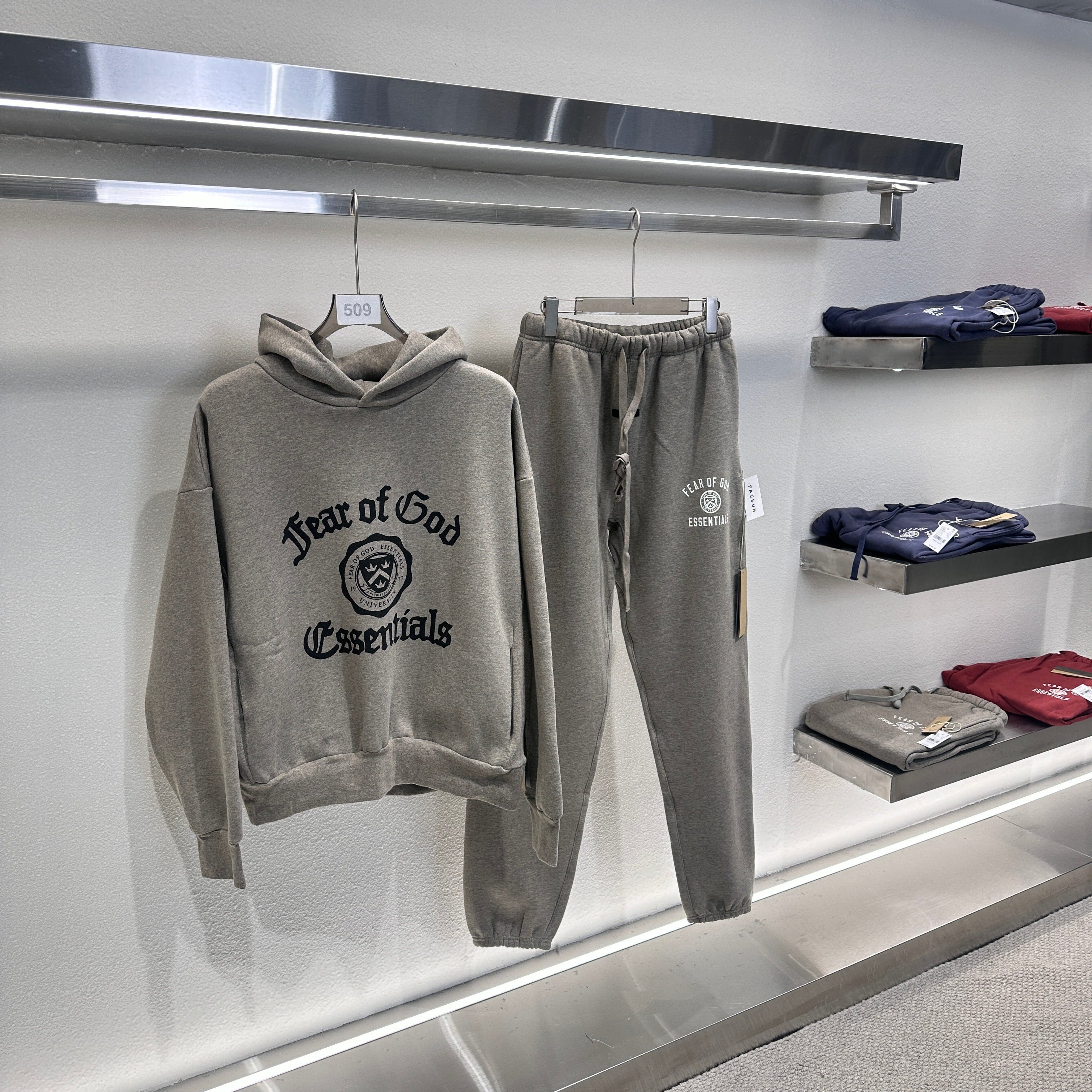 Sudadera con capucha negra y gris niebla oscura