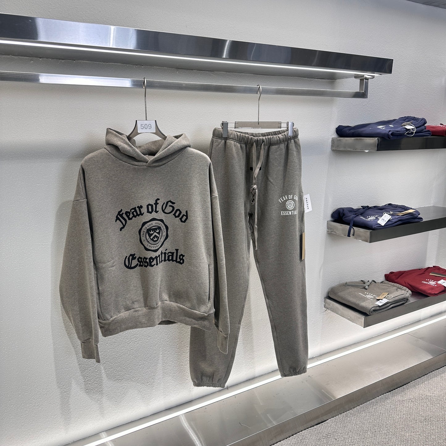 Schwarzer und dunkelnebelgrauer Hoodie