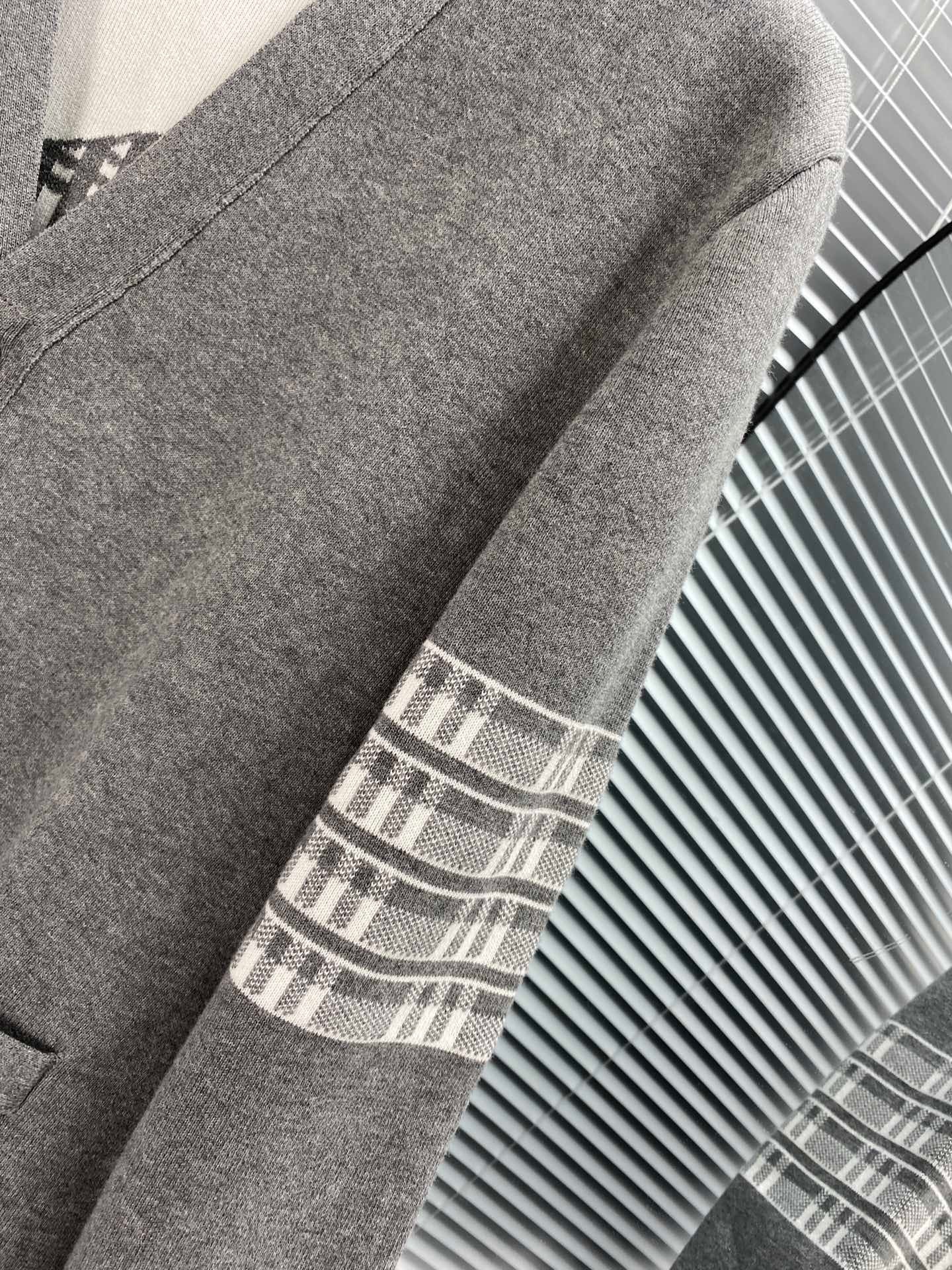 Blaue und graue Jacke