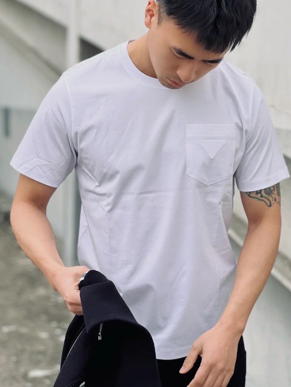 تي شيرت أبيض وأسود