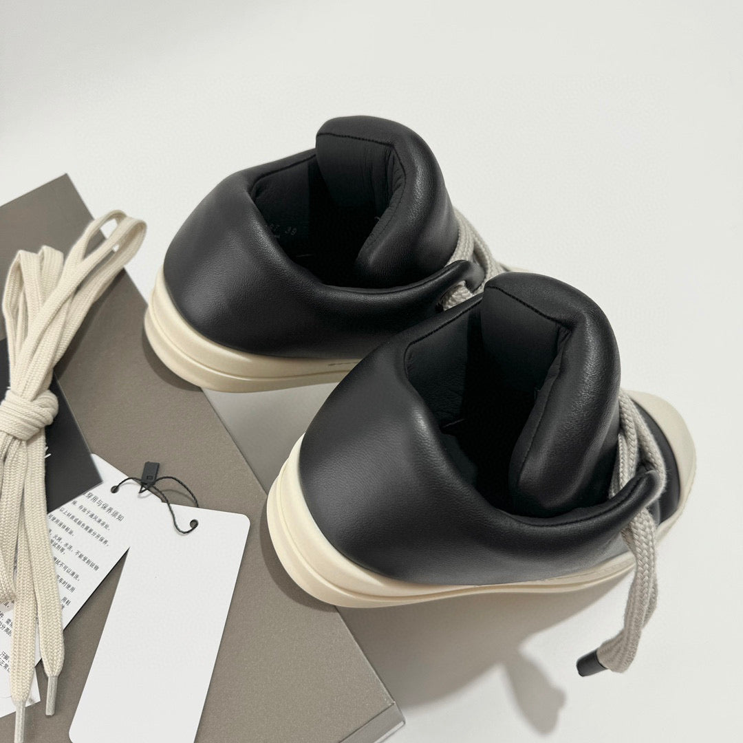 Schwarz-weiße Schuhe