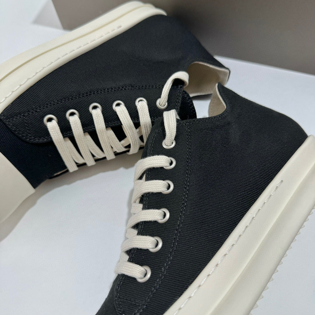 Schwarz-weiße Schuhe