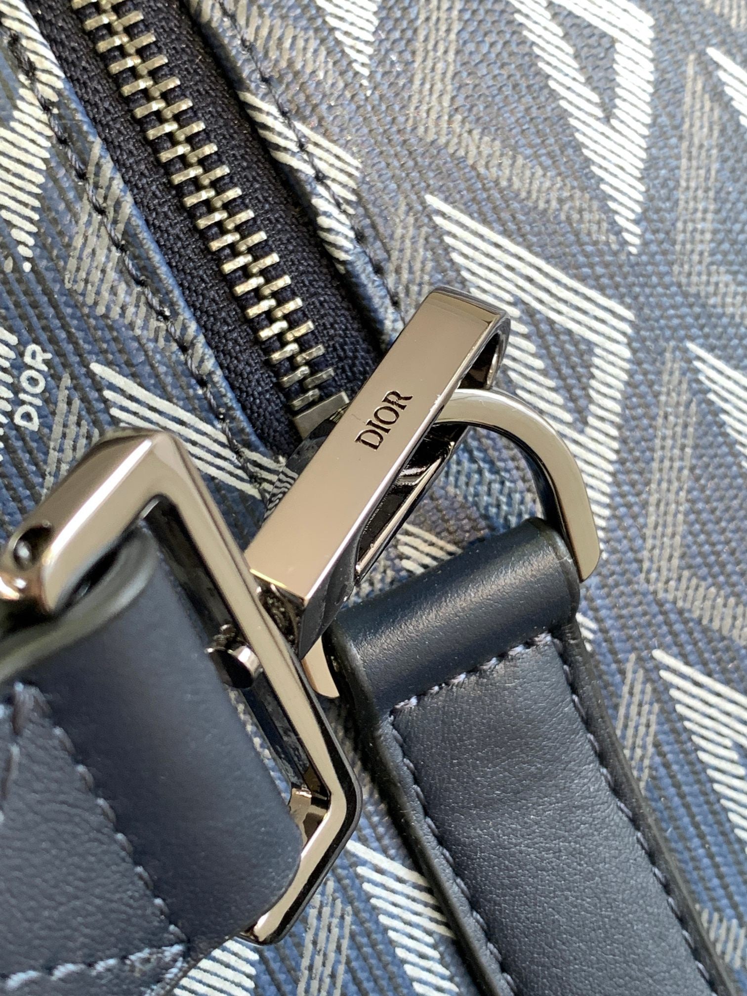 Dunkelblaue Tasche