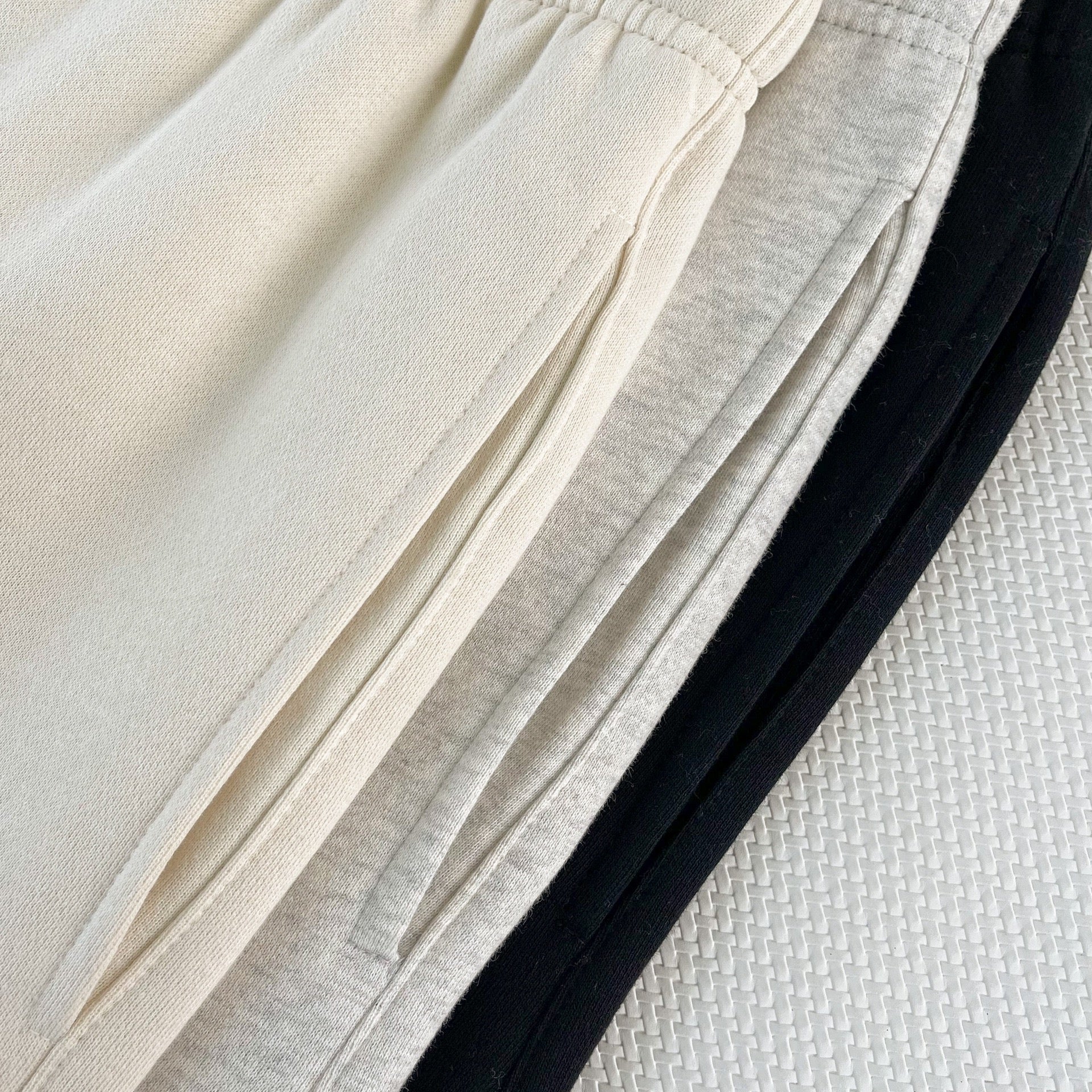 Schwarze und weiße Hose