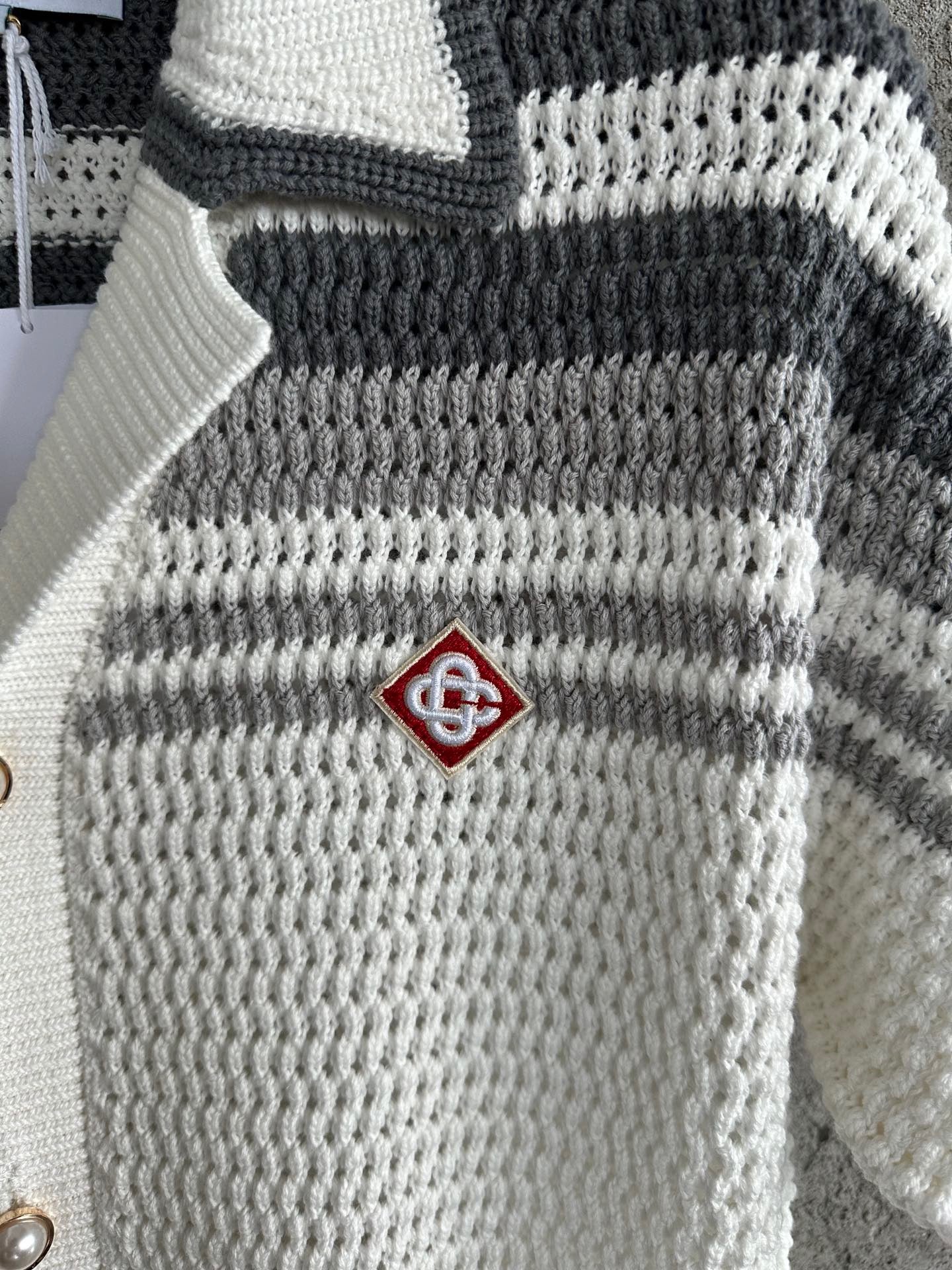 قميص أبيض أسود