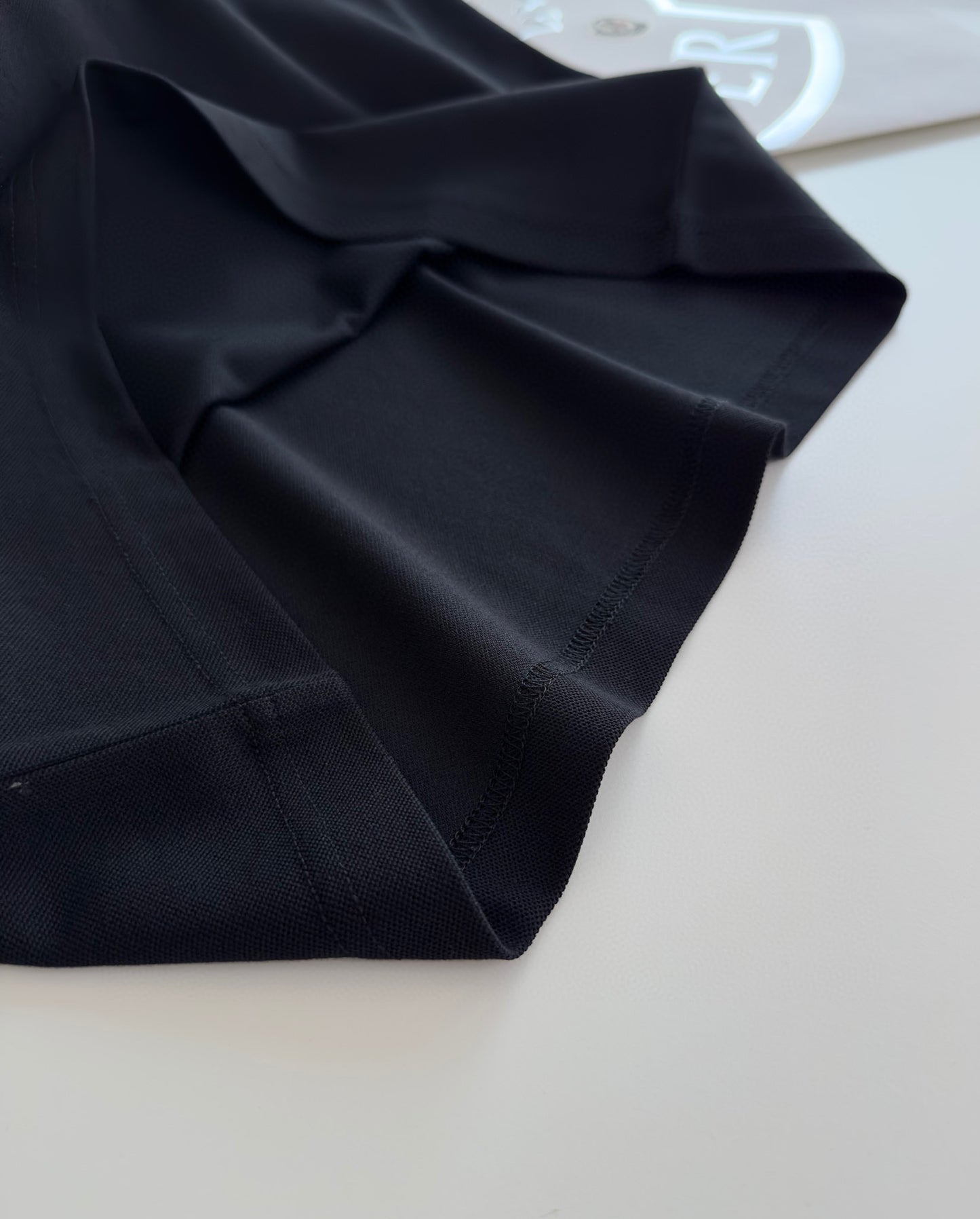 Schwarz-weißes T-Shirt