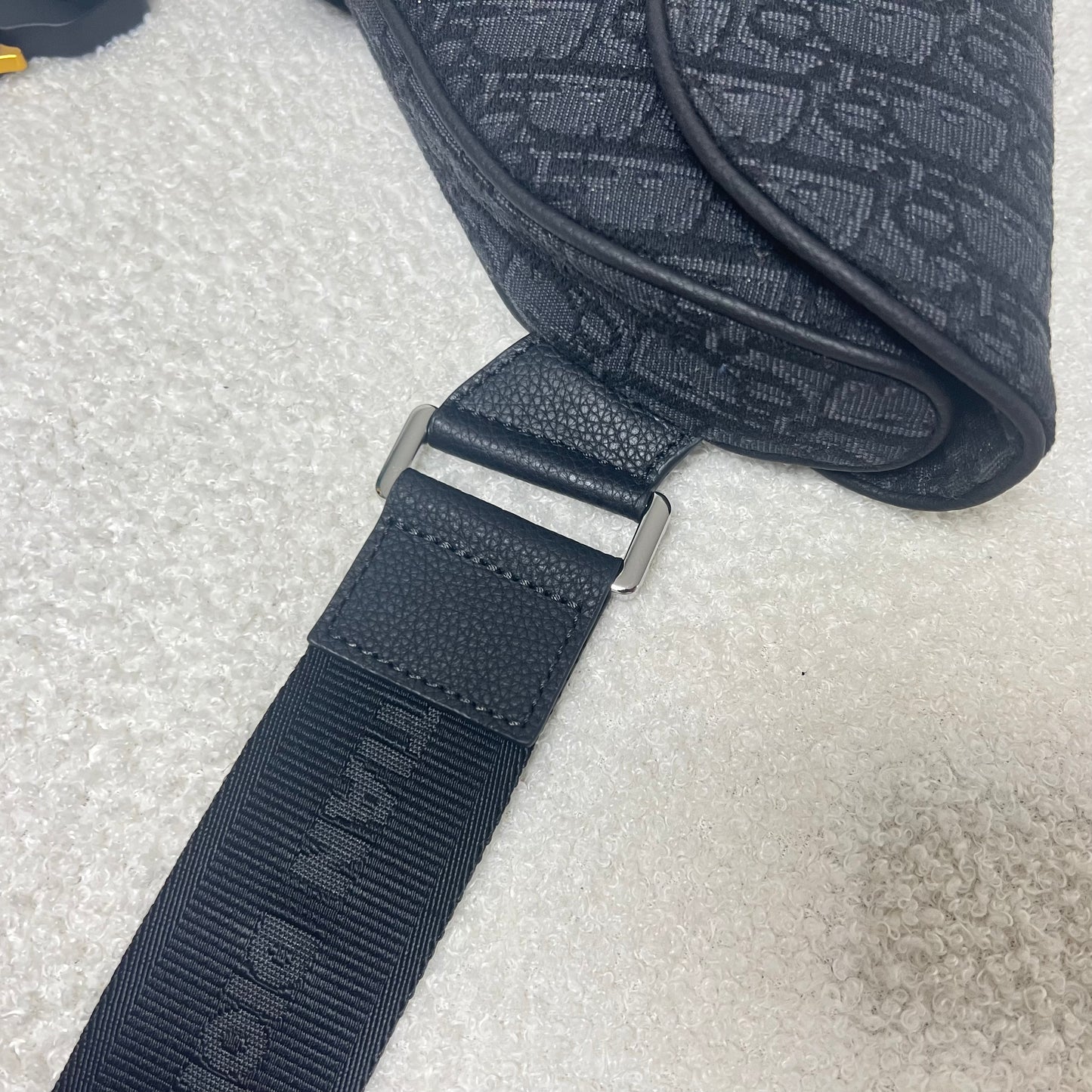 Blaue und schwarzgraue Tasche