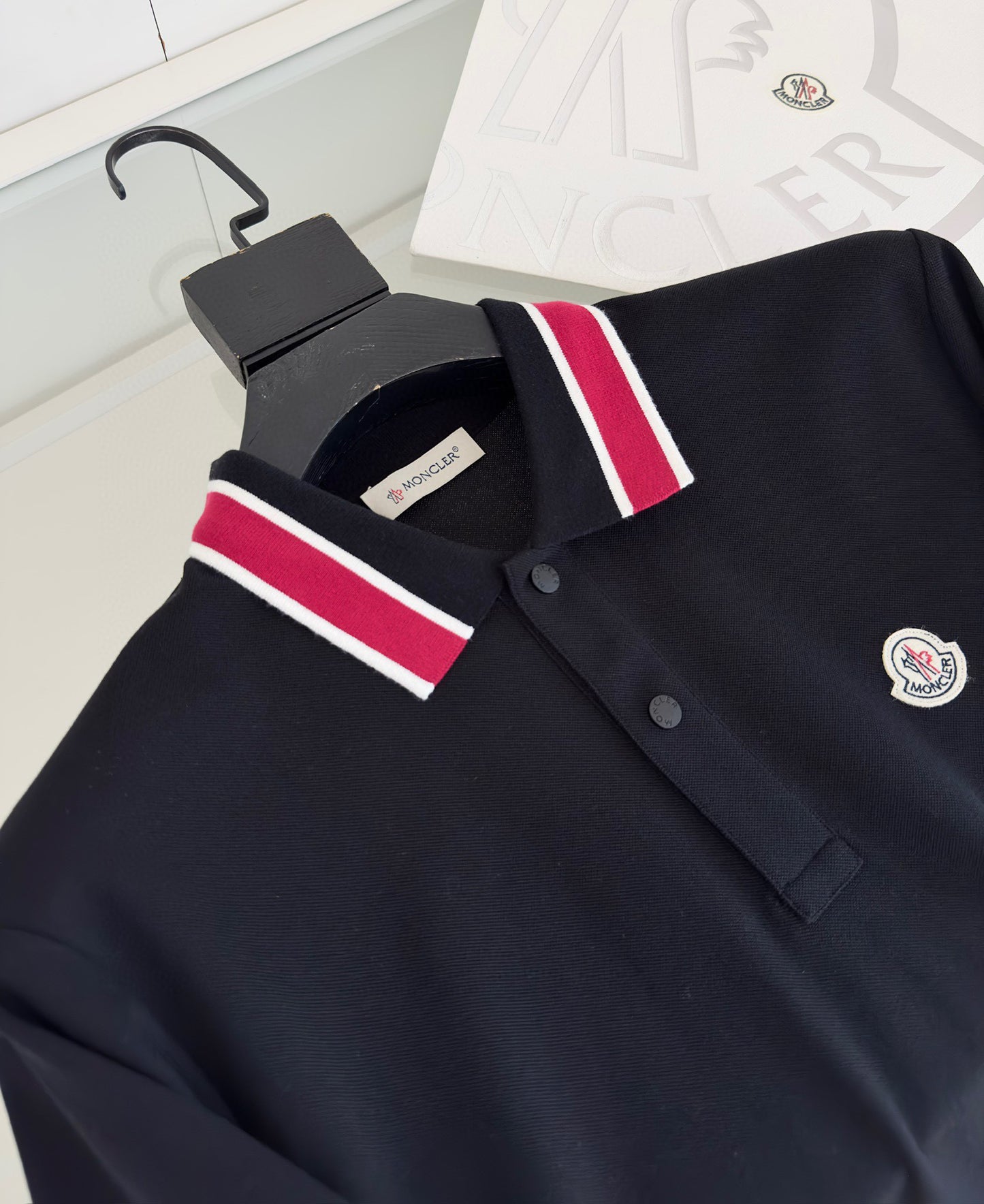 Schwarz-weißes T-Shirt