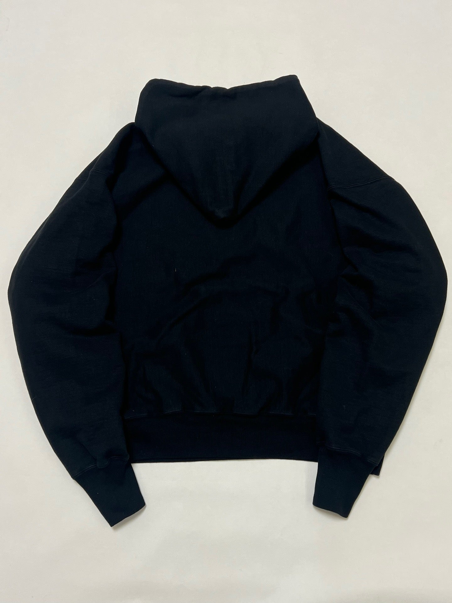 Schwarz-grauer Kapuzenpullover