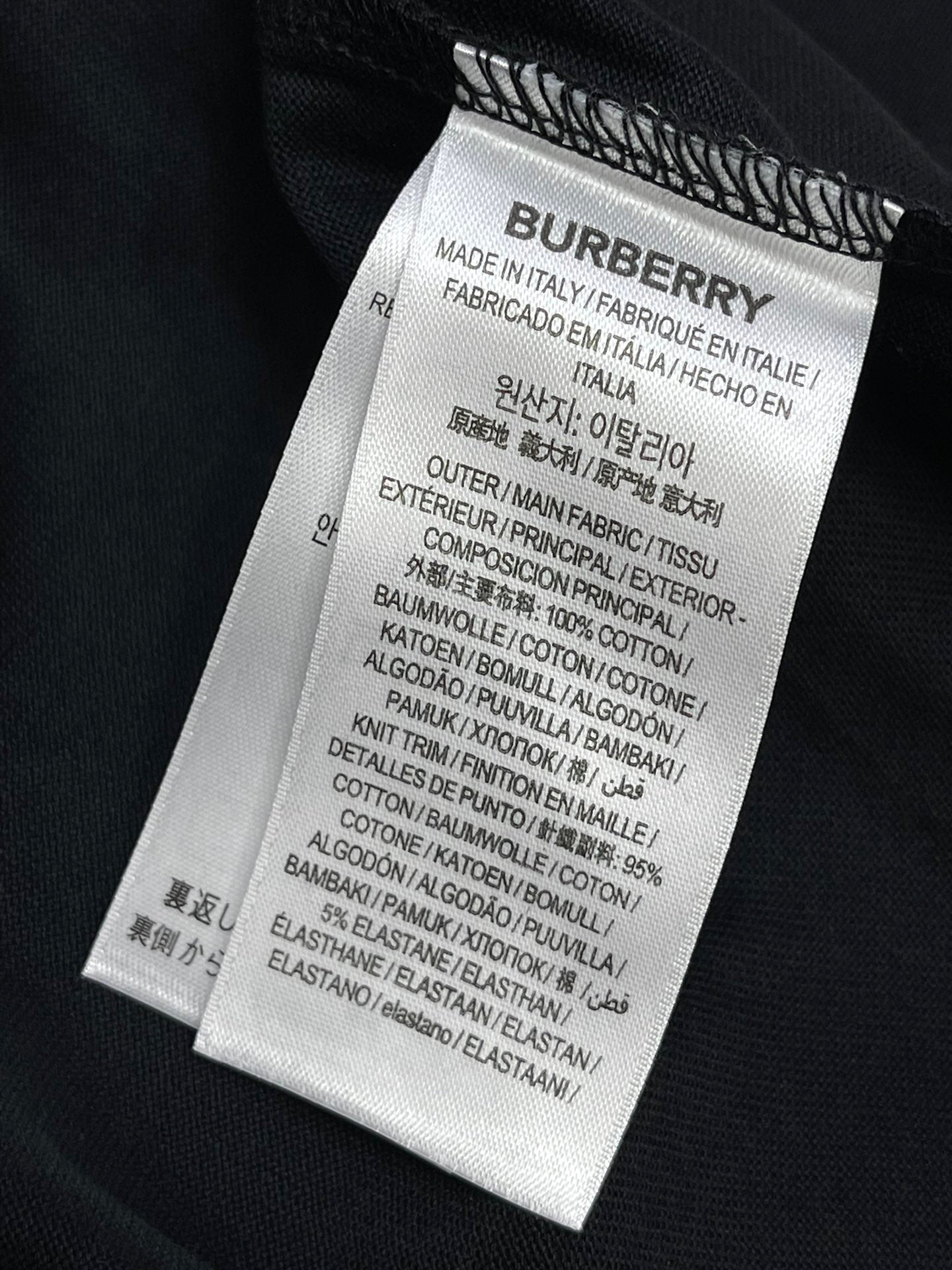 Schwarzes, weißes und blaues T-Shirt