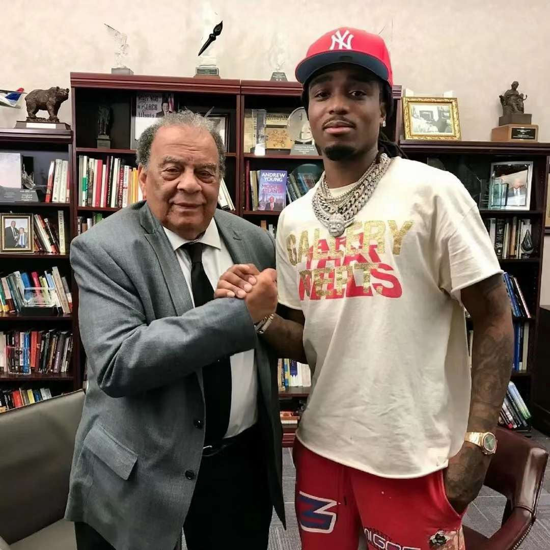 تي شيرت أبيض