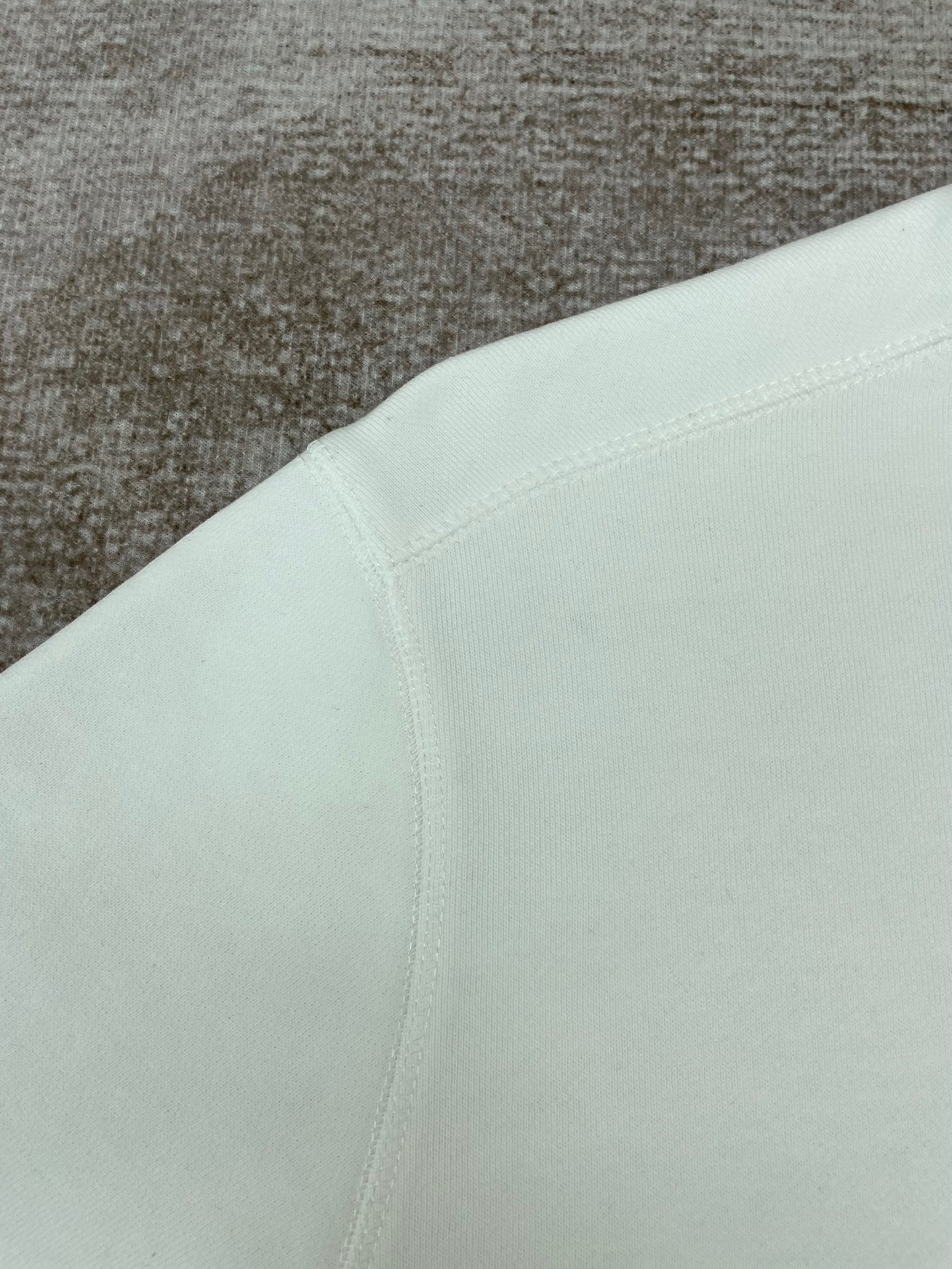 سويت شيرت أبيض وأسود