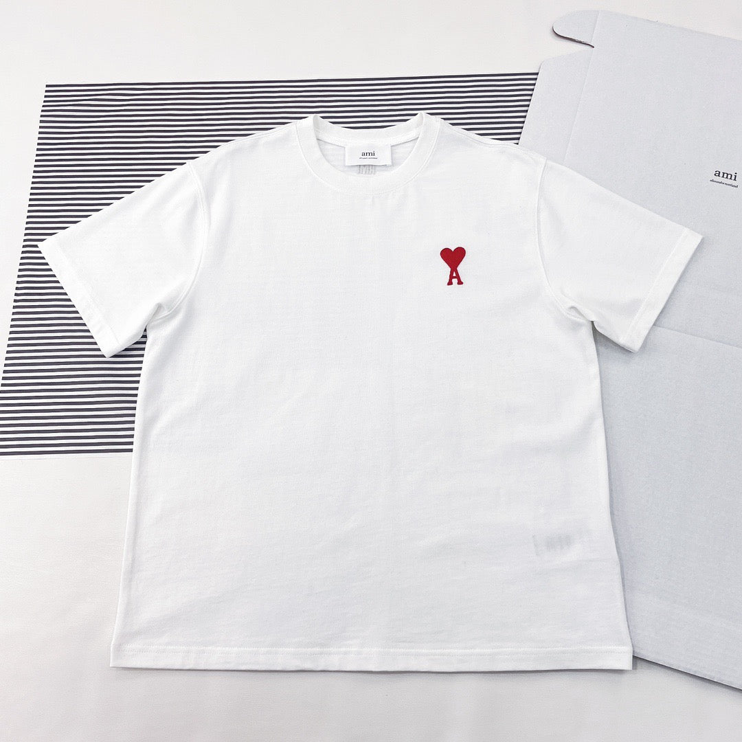 Weißes, schwarzes und graues T-Shirt