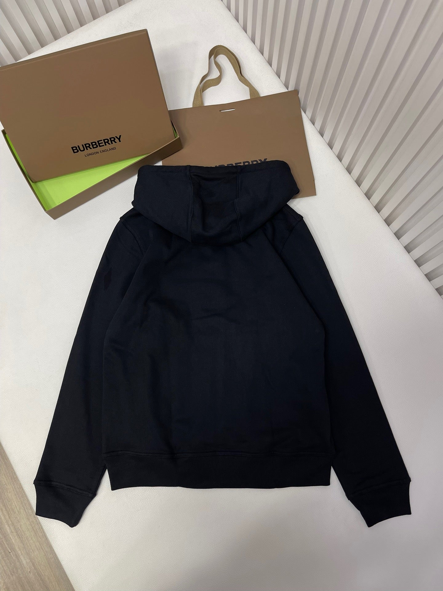 Schwarze und graue Jacke