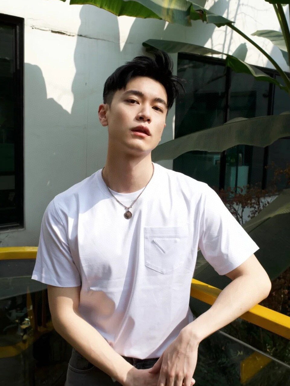 تي شيرت أبيض وأسود