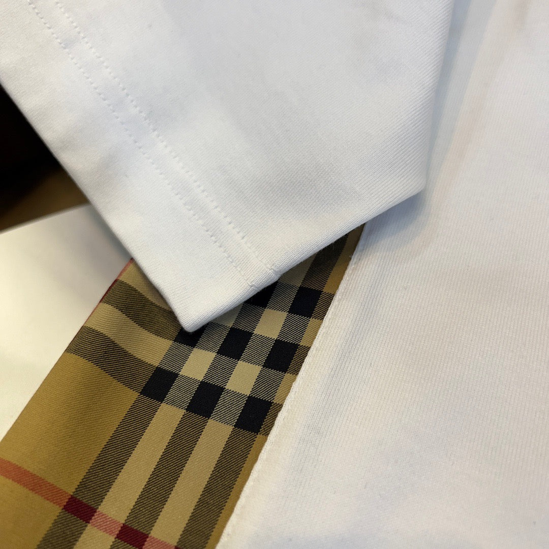 Schwarz-weißes T-Shirt