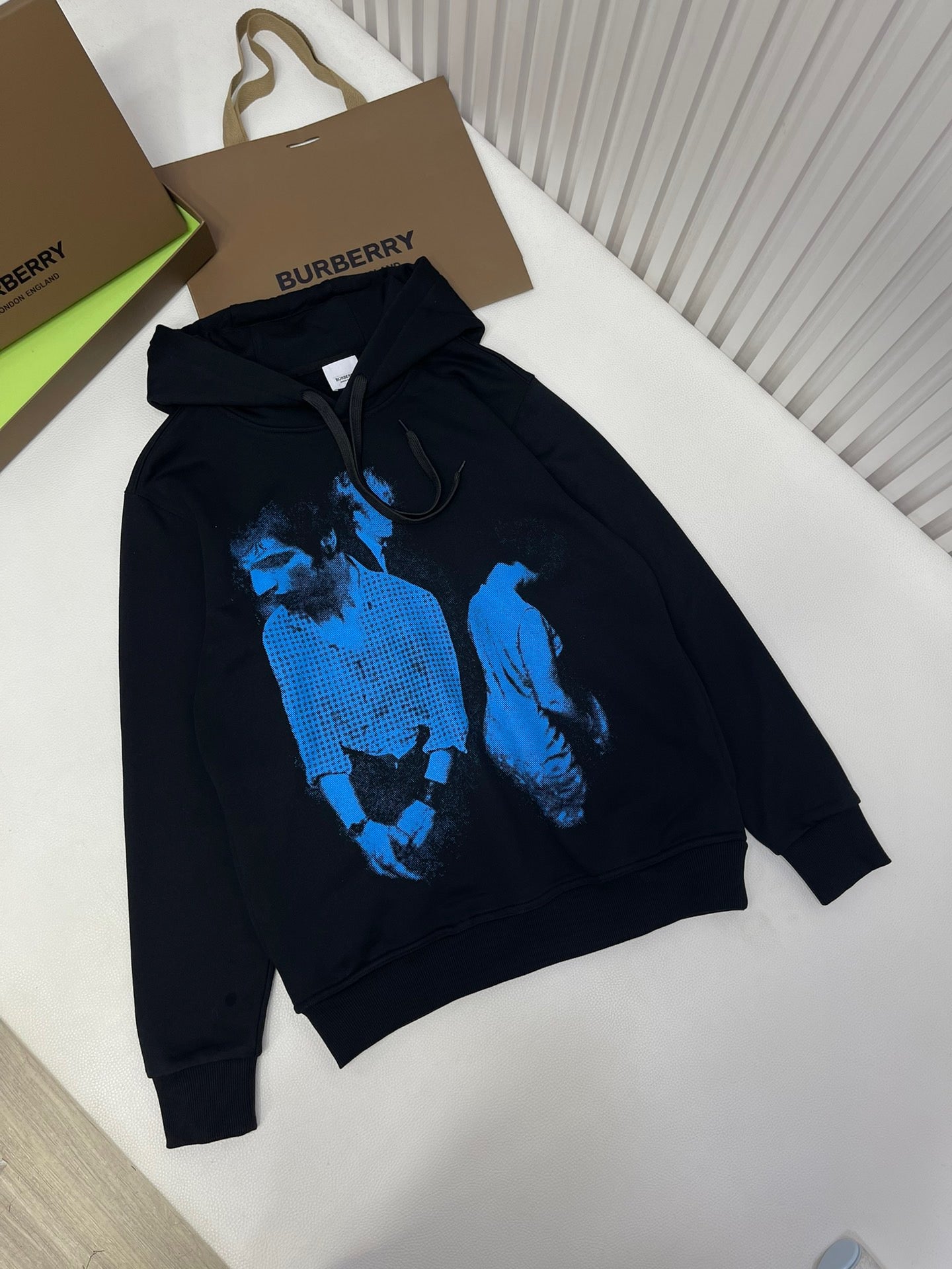 Schwarzer Hoodie