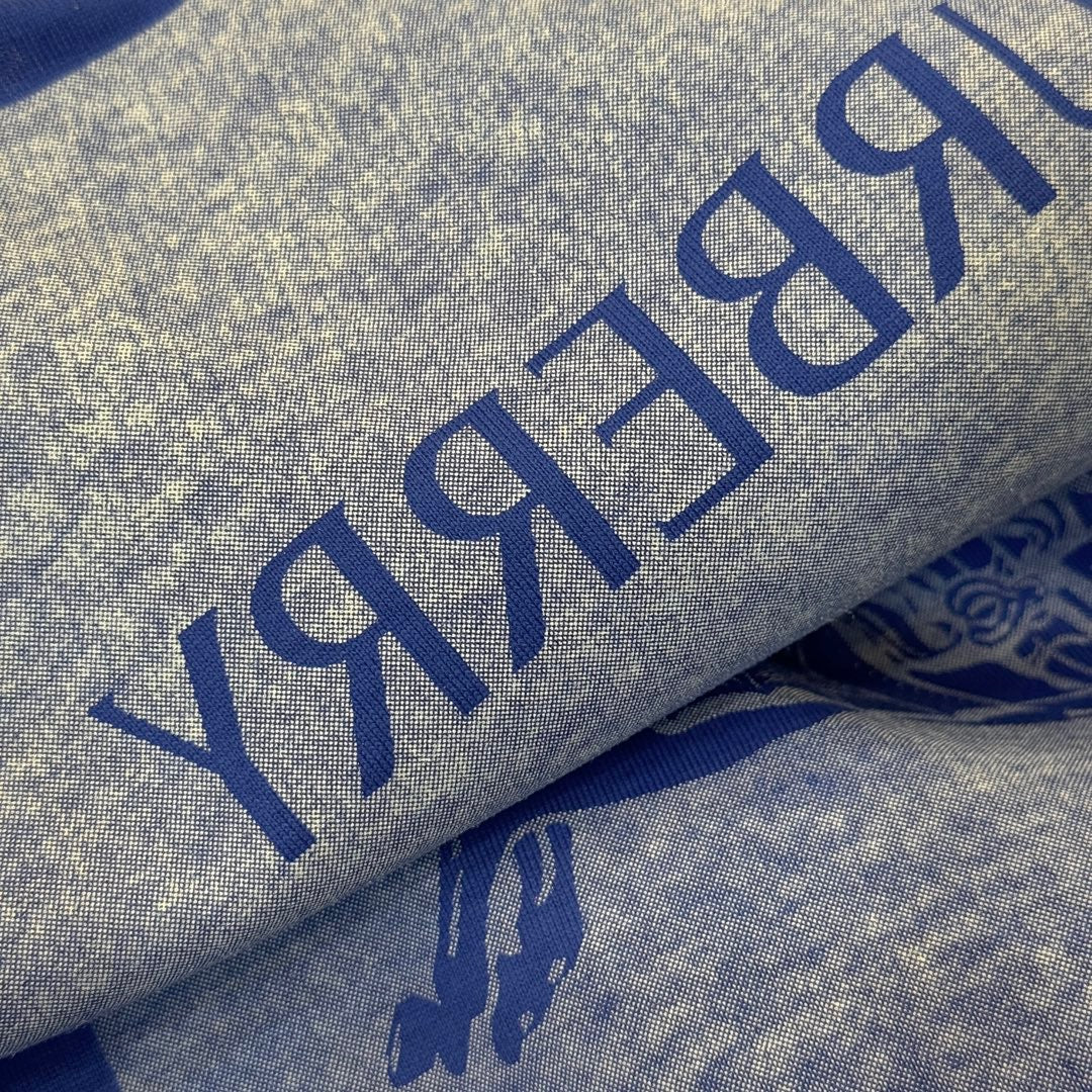 Weißes und blaues T-Shirt