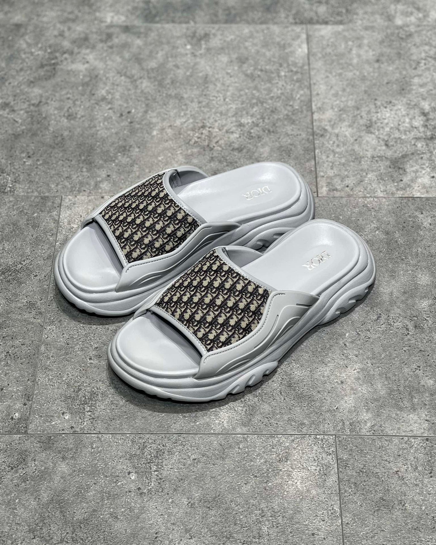 أحذية سوداء ورمادية