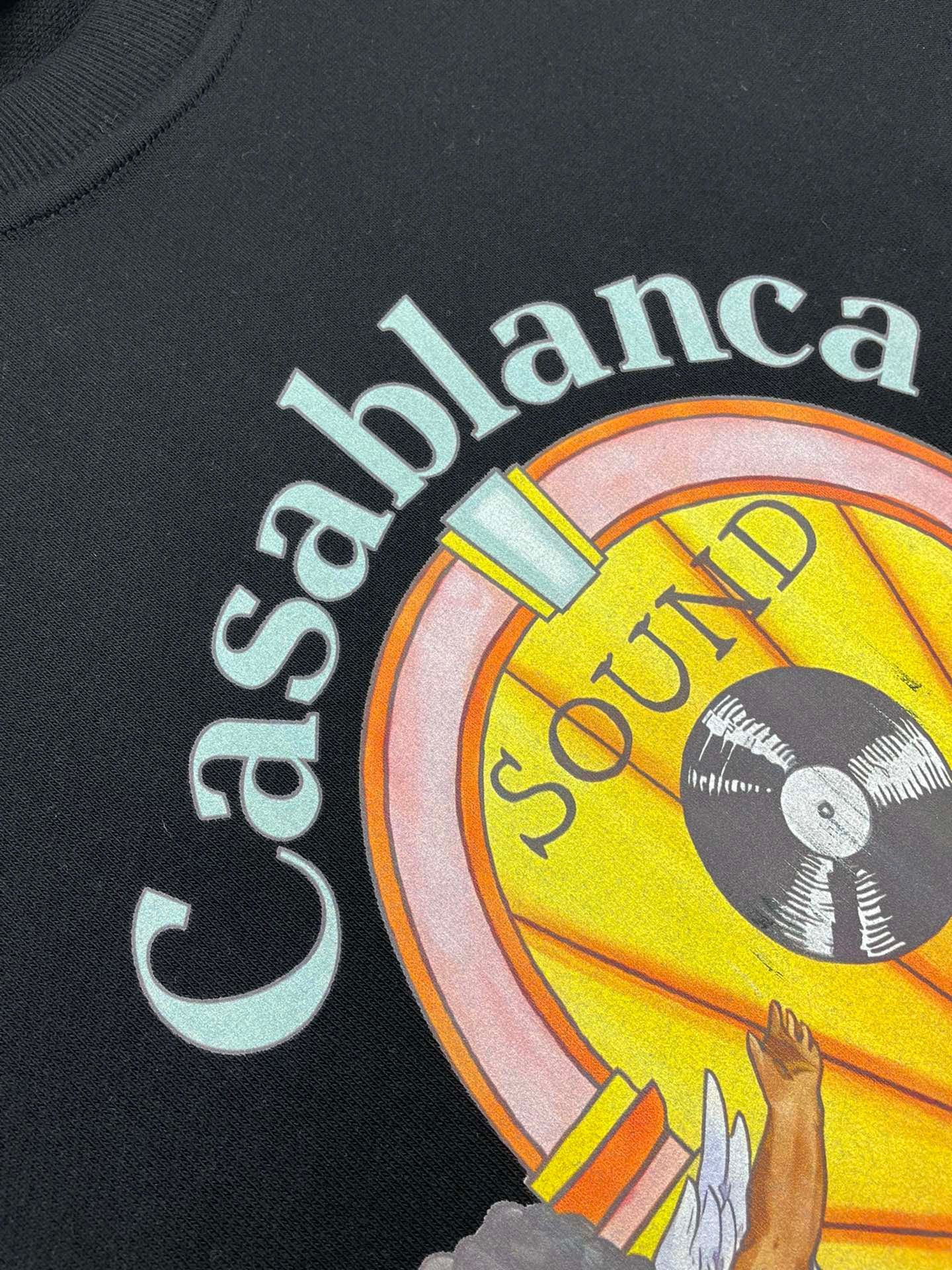 سويت شيرت أبيض وأسود