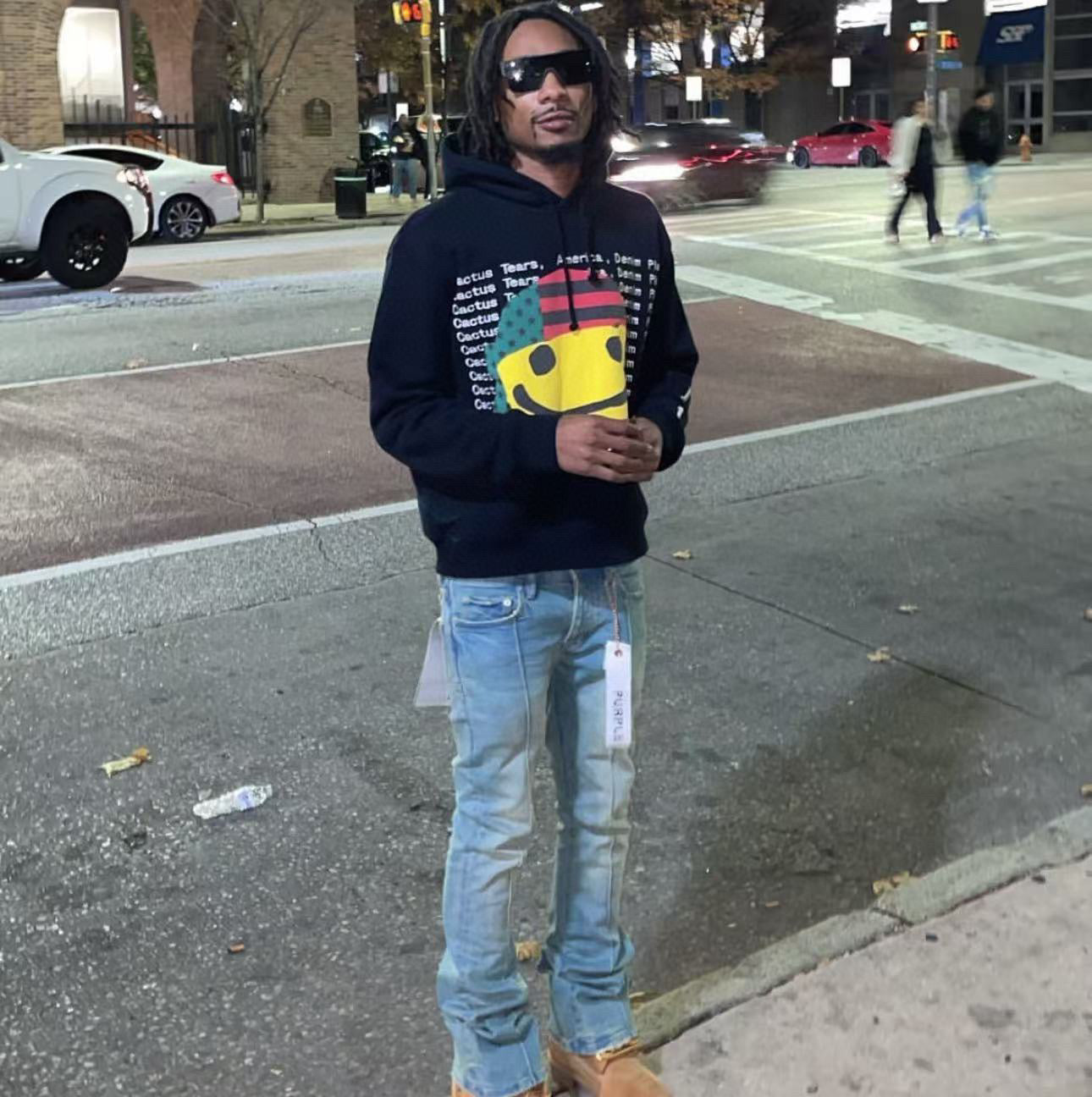 جارزة سوداء بقبعة شتوية