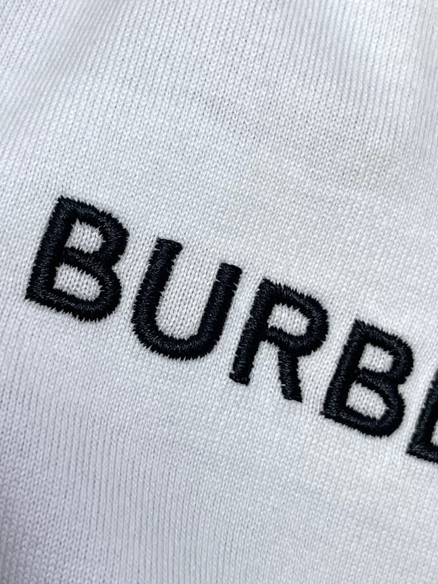 Schwarzes, weißes und blaues T-Shirt