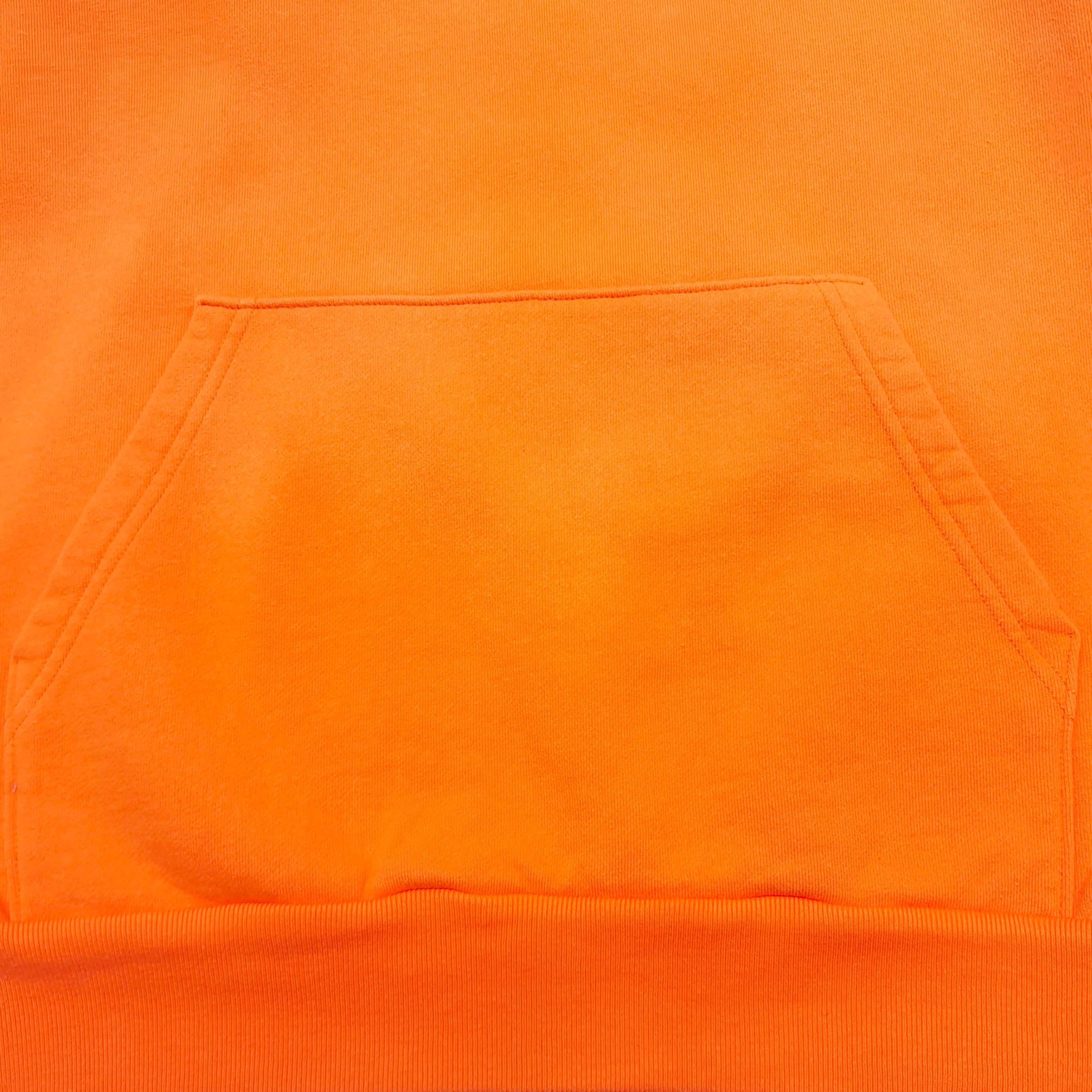 Orangefarbener Kapuzenpullover