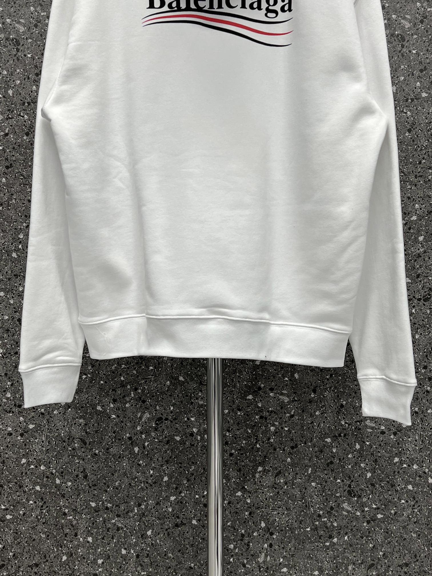 weißer und schwarzer Pullover mit einer Kapuze