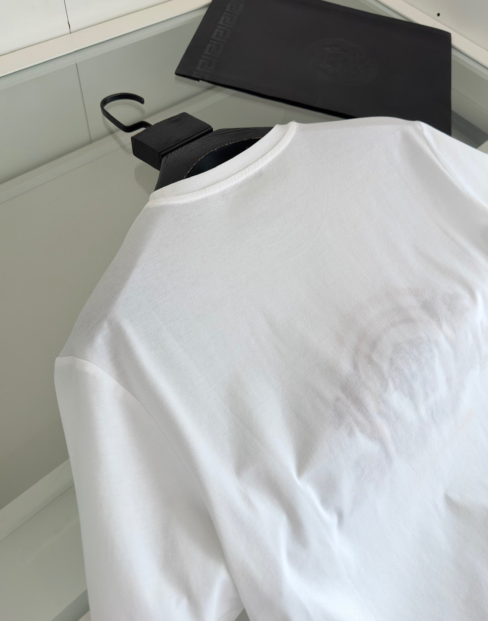 Schwarz-weißes T-Shirt