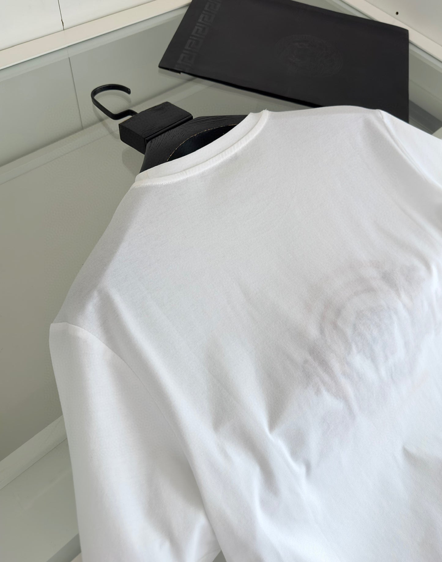 Schwarz-weißes T-Shirt