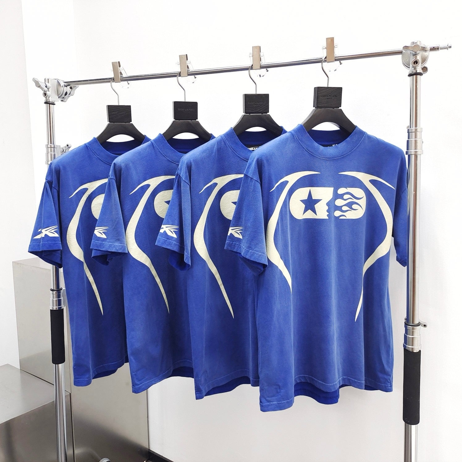 Himmelblaues T-Shirt