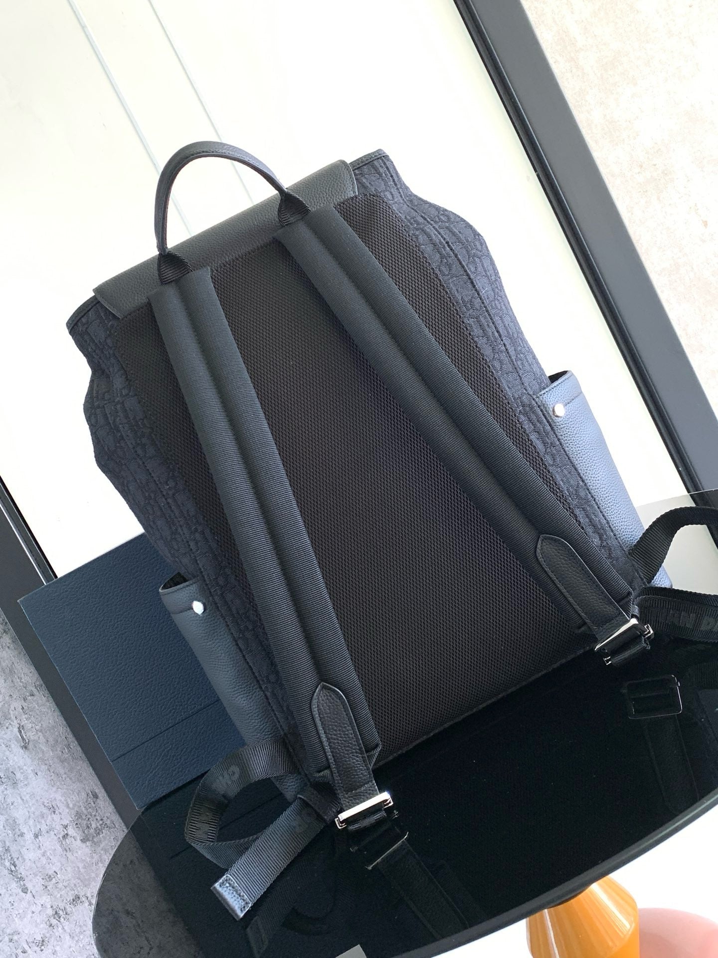 Aprikosen- und schwarze Tasche