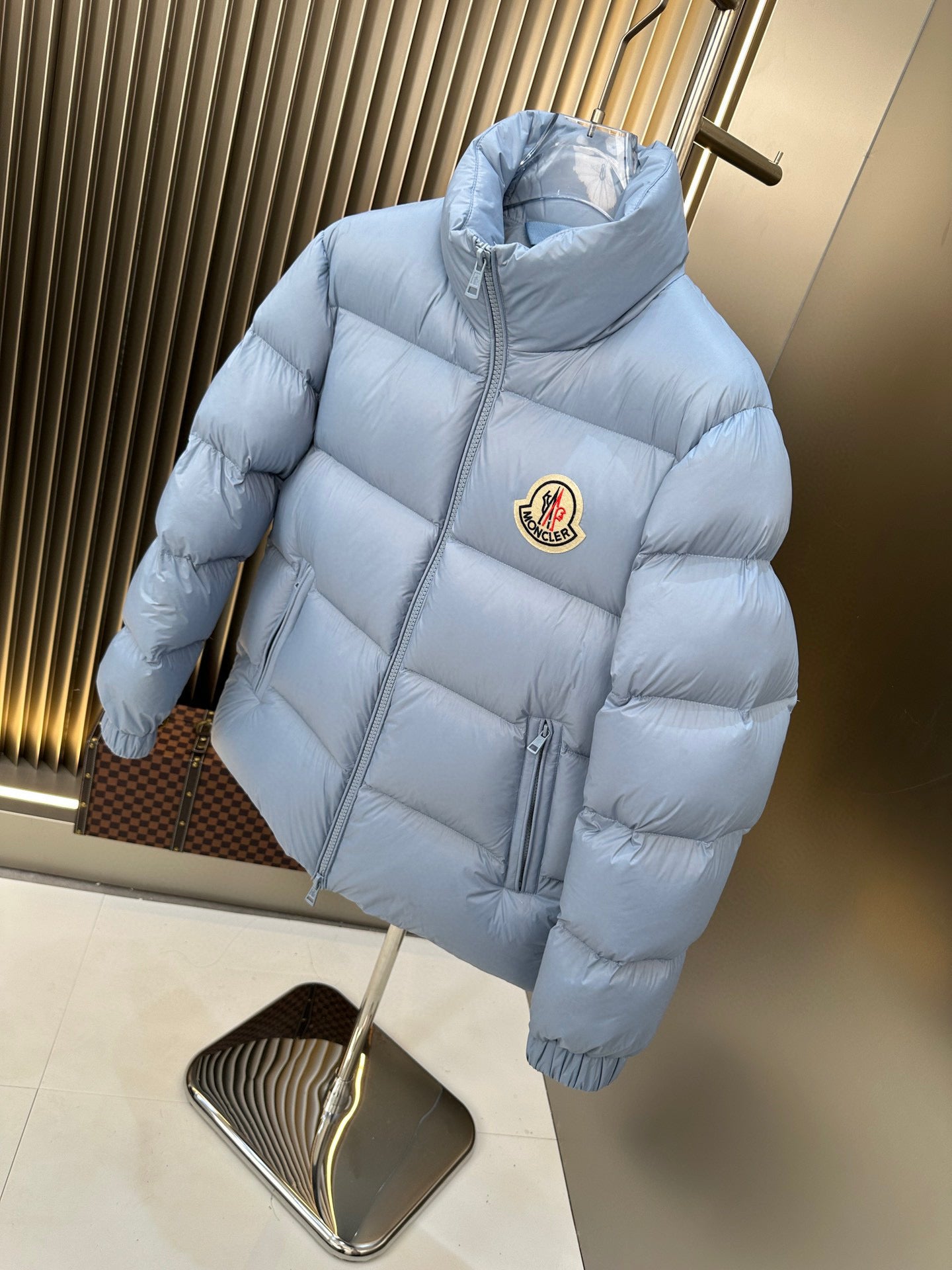 Blaue und schwarze Jacke