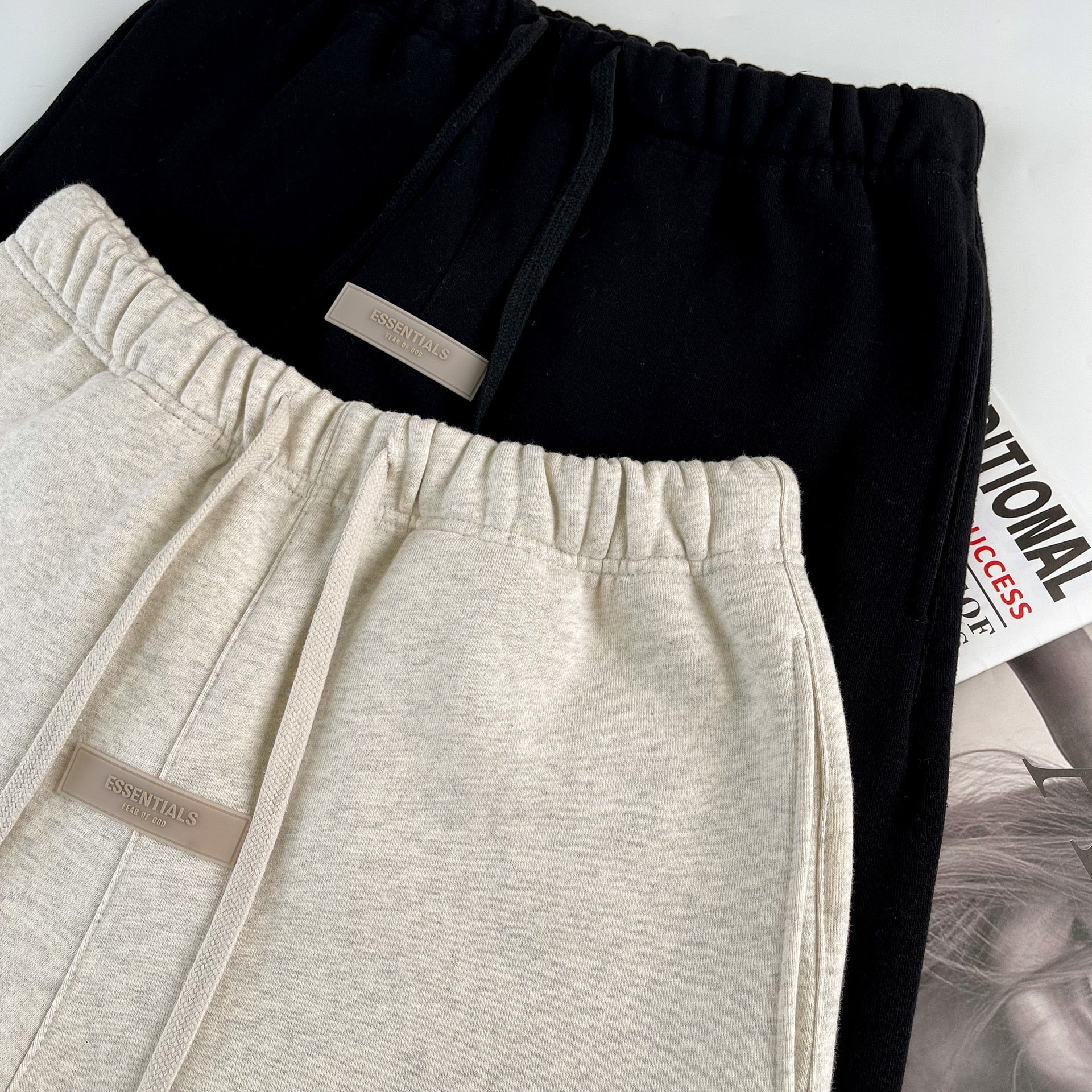 Schwarze und weiße Hose