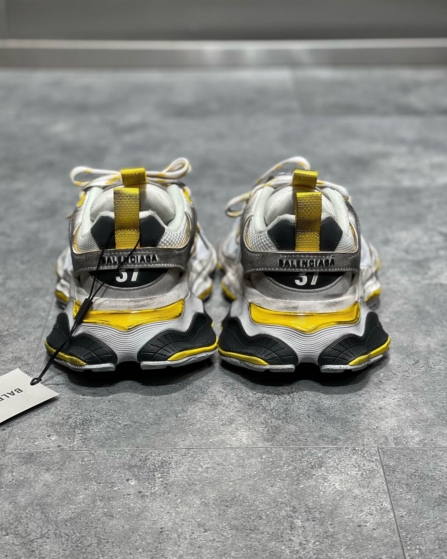 Silbergelbe Schuhe - Größe 46