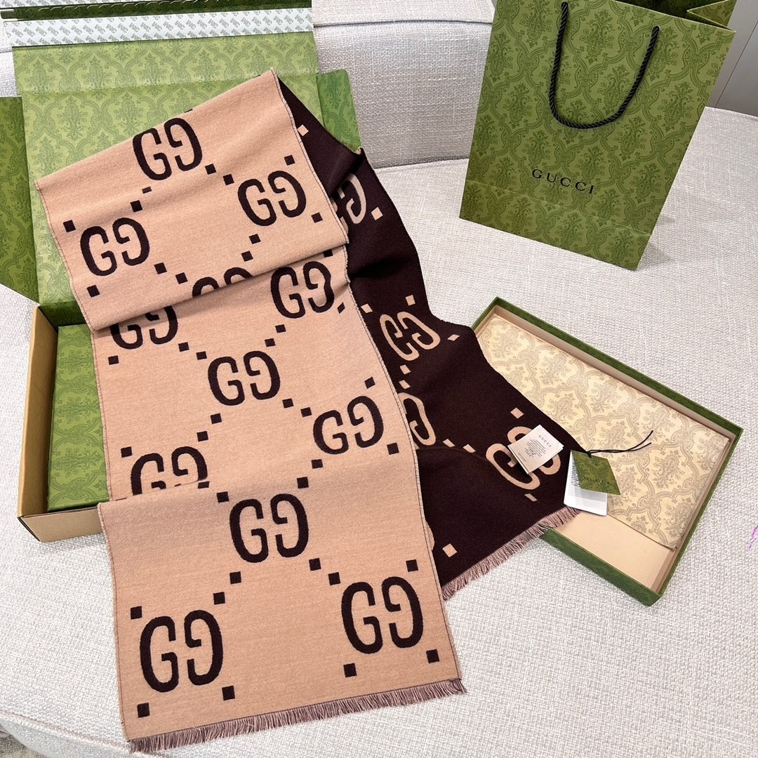 Bufanda color caqui rojo oscuro