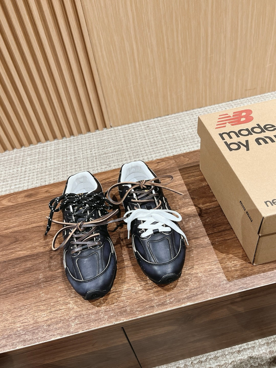 أحذية متعددة الألوان