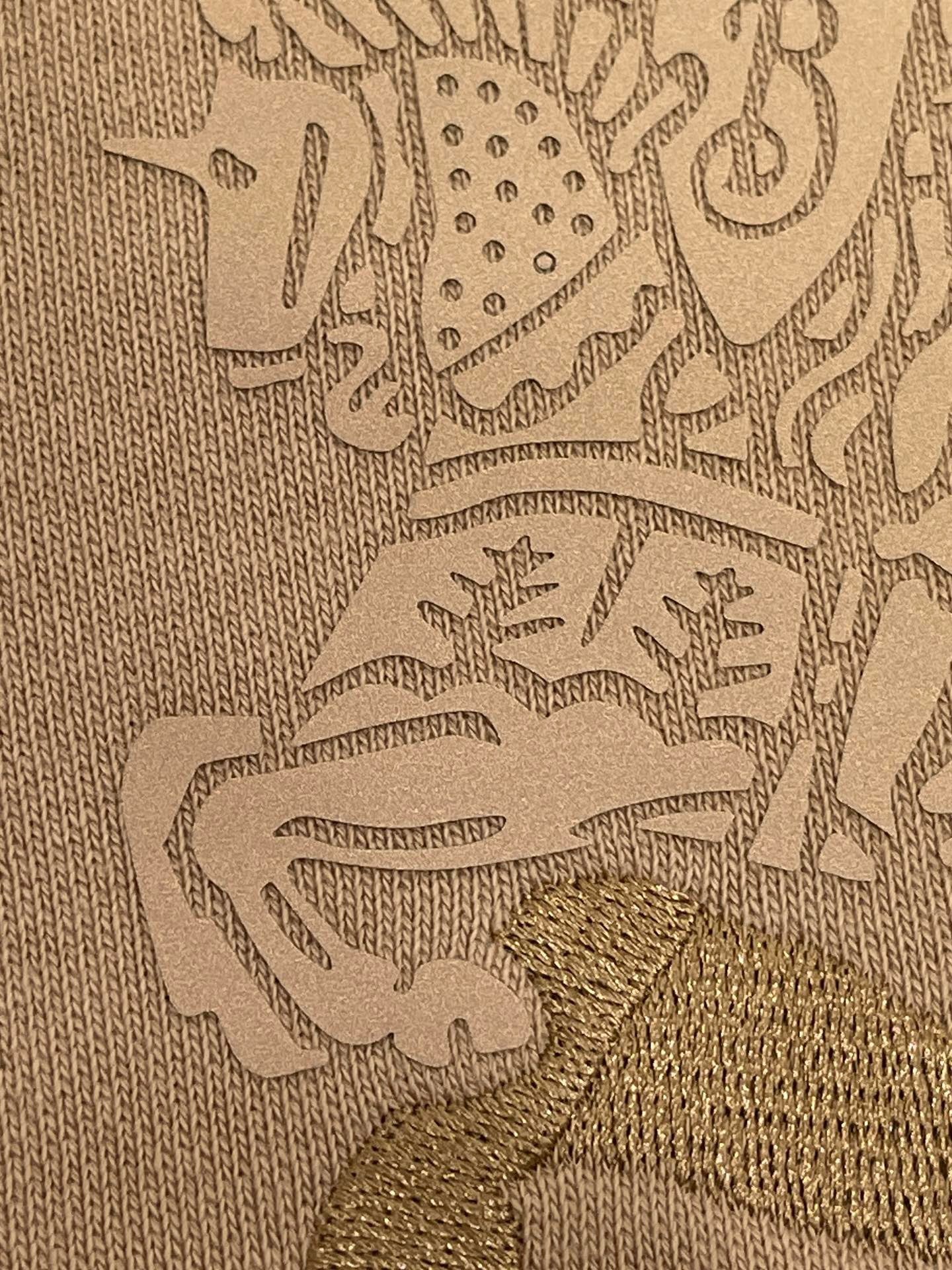 Schwarzer und braungrauer Jersey
