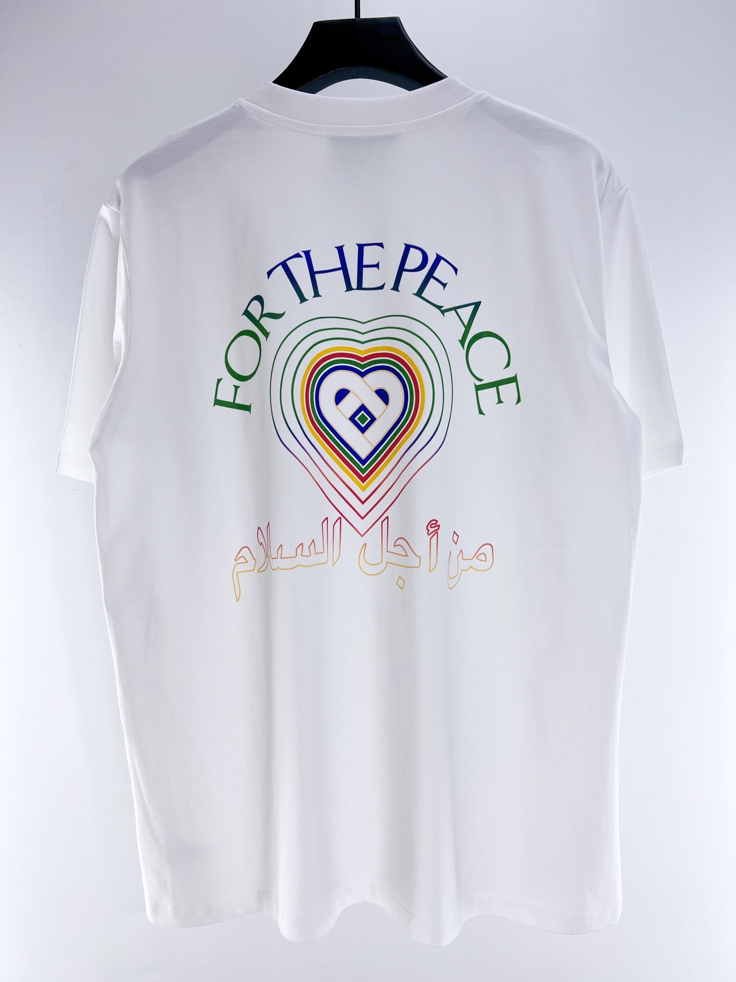 Weißes und blaues T-Shirt