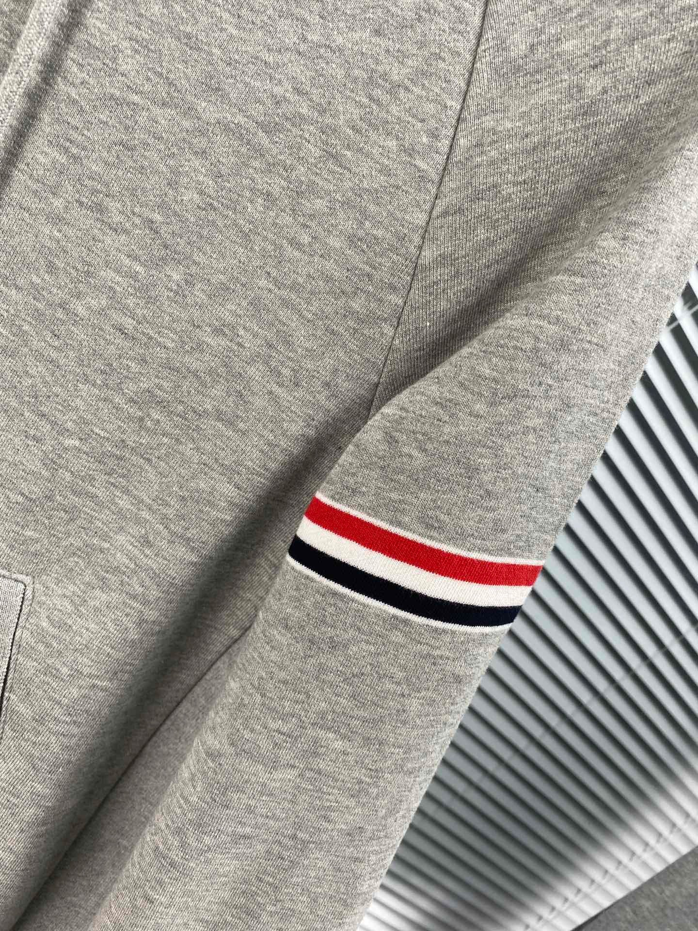 Dunkelblaue und graue Jacke