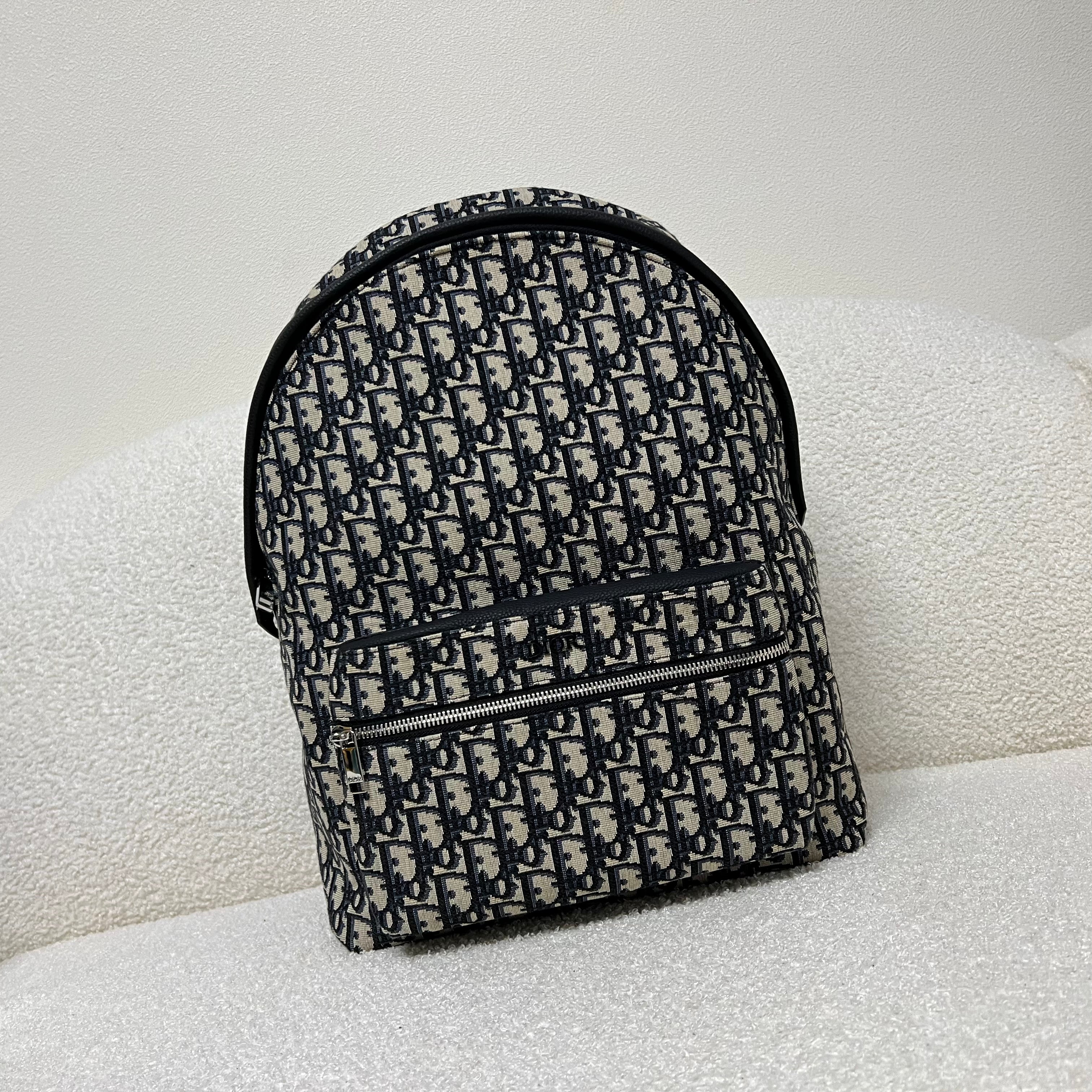 Blaue und schwarzgraue Tasche