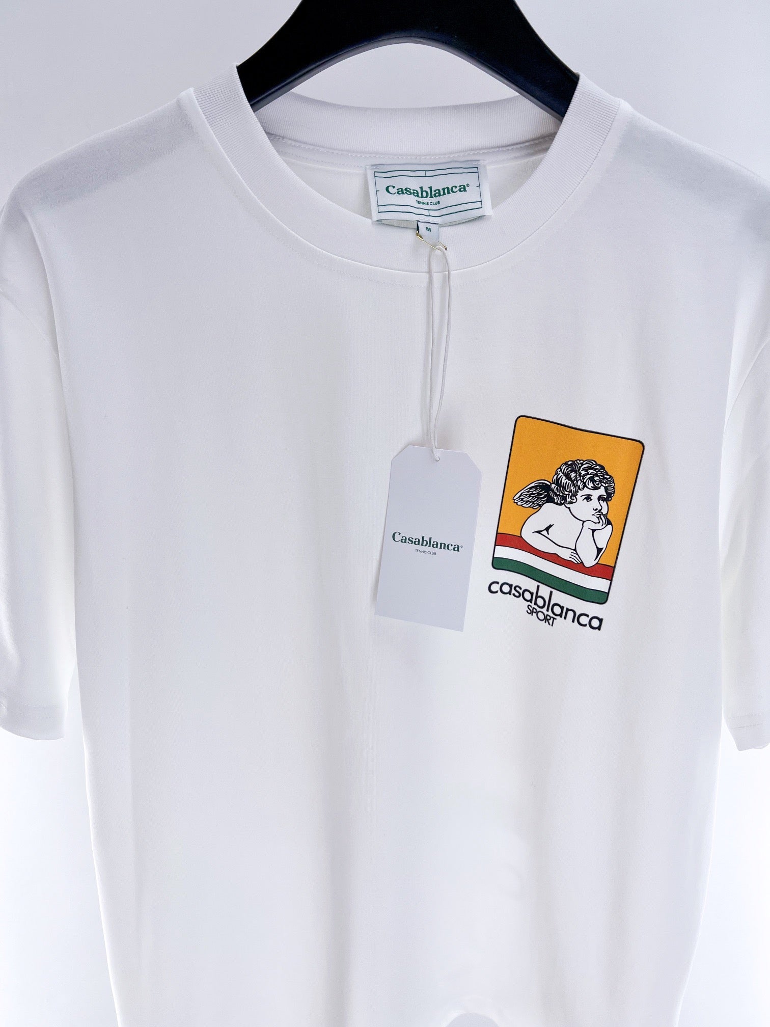 Himmelblaues und weißes T-Shirt