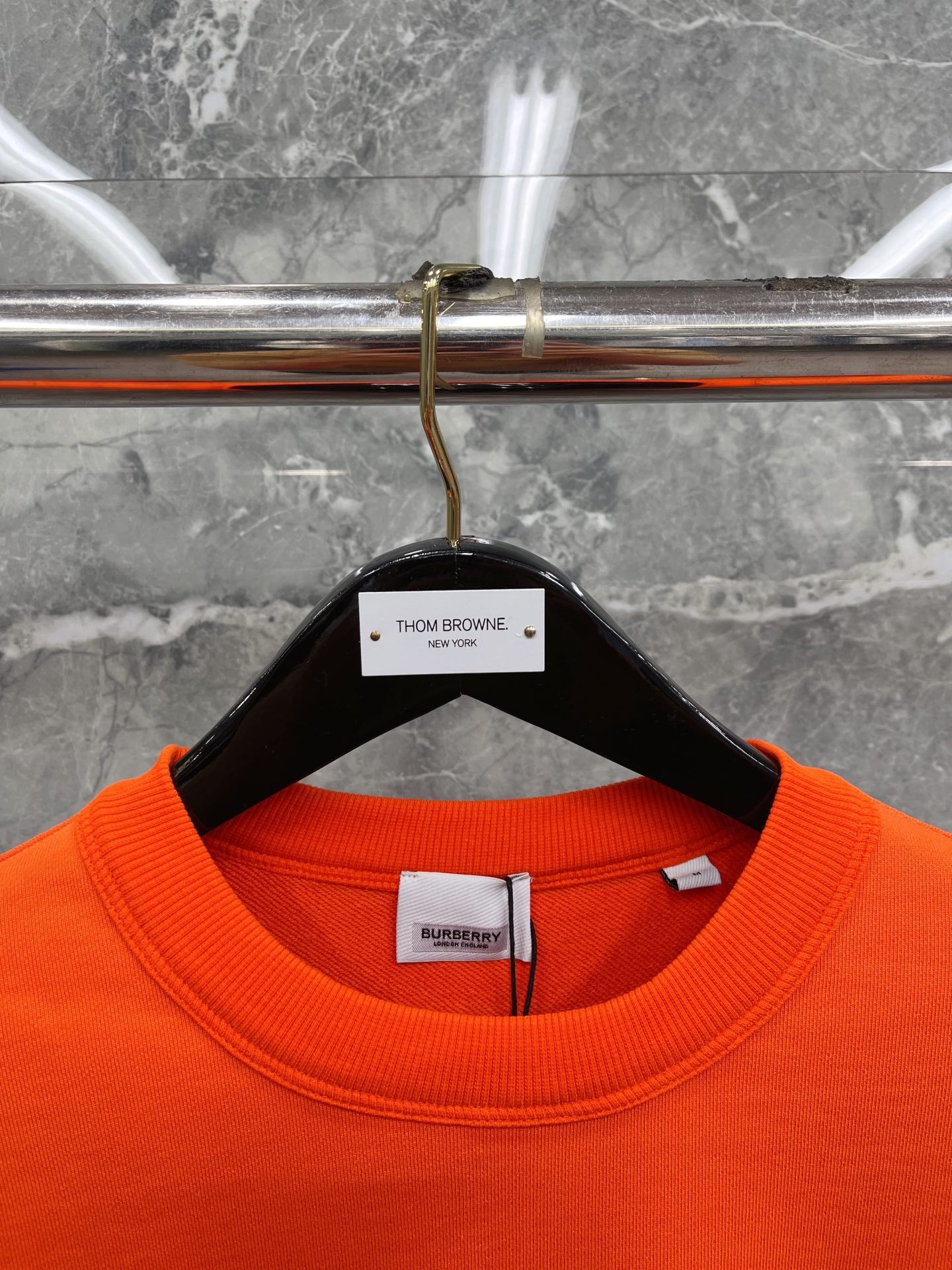 Schwarzes, dunkelblaues und orangefarbenes Trikot