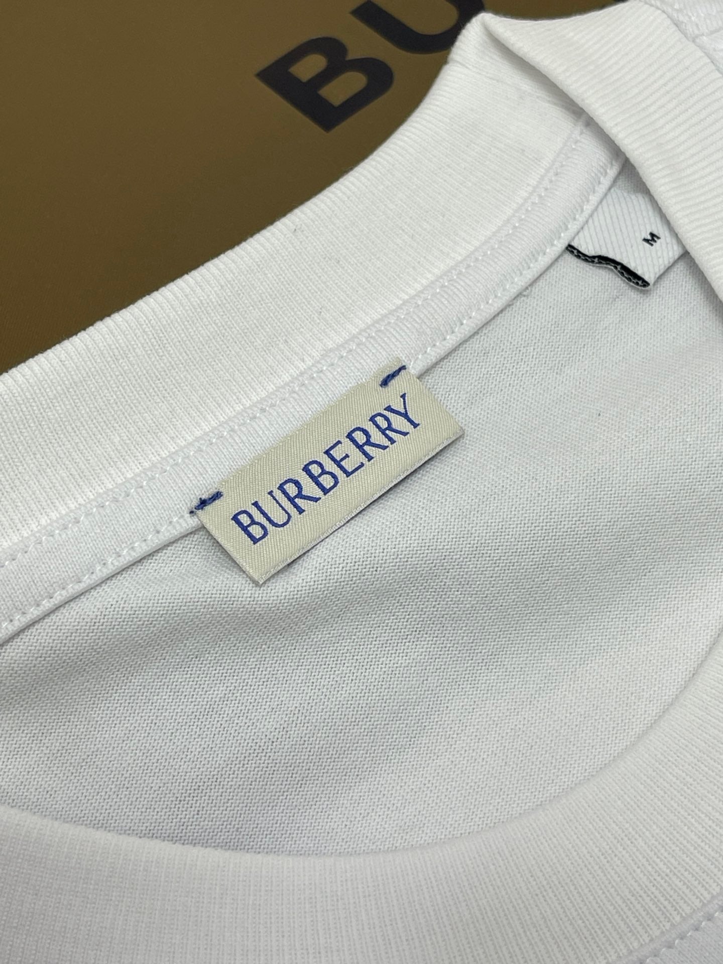 Camiseta negra, blanca y azul