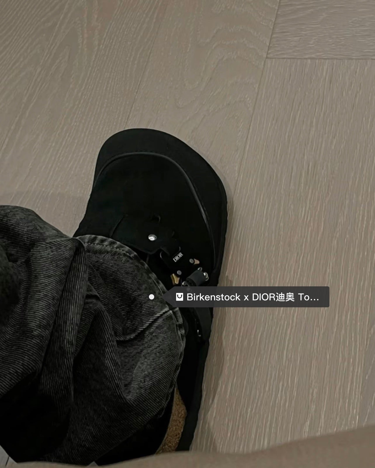 أحذية باللون الأسود والرمادي والأبيض العاجي