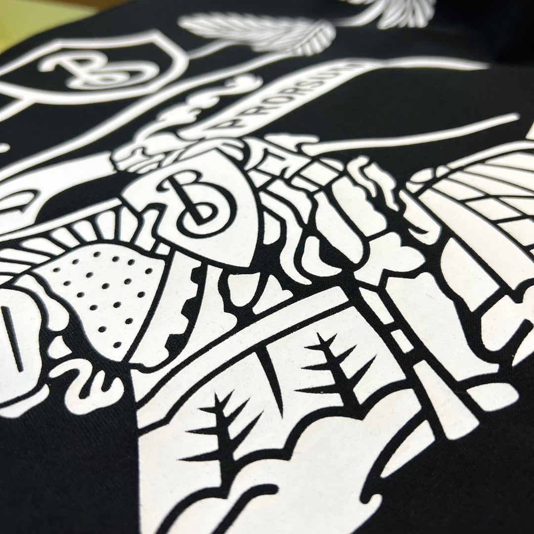 Schwarz-weißes T-Shirt