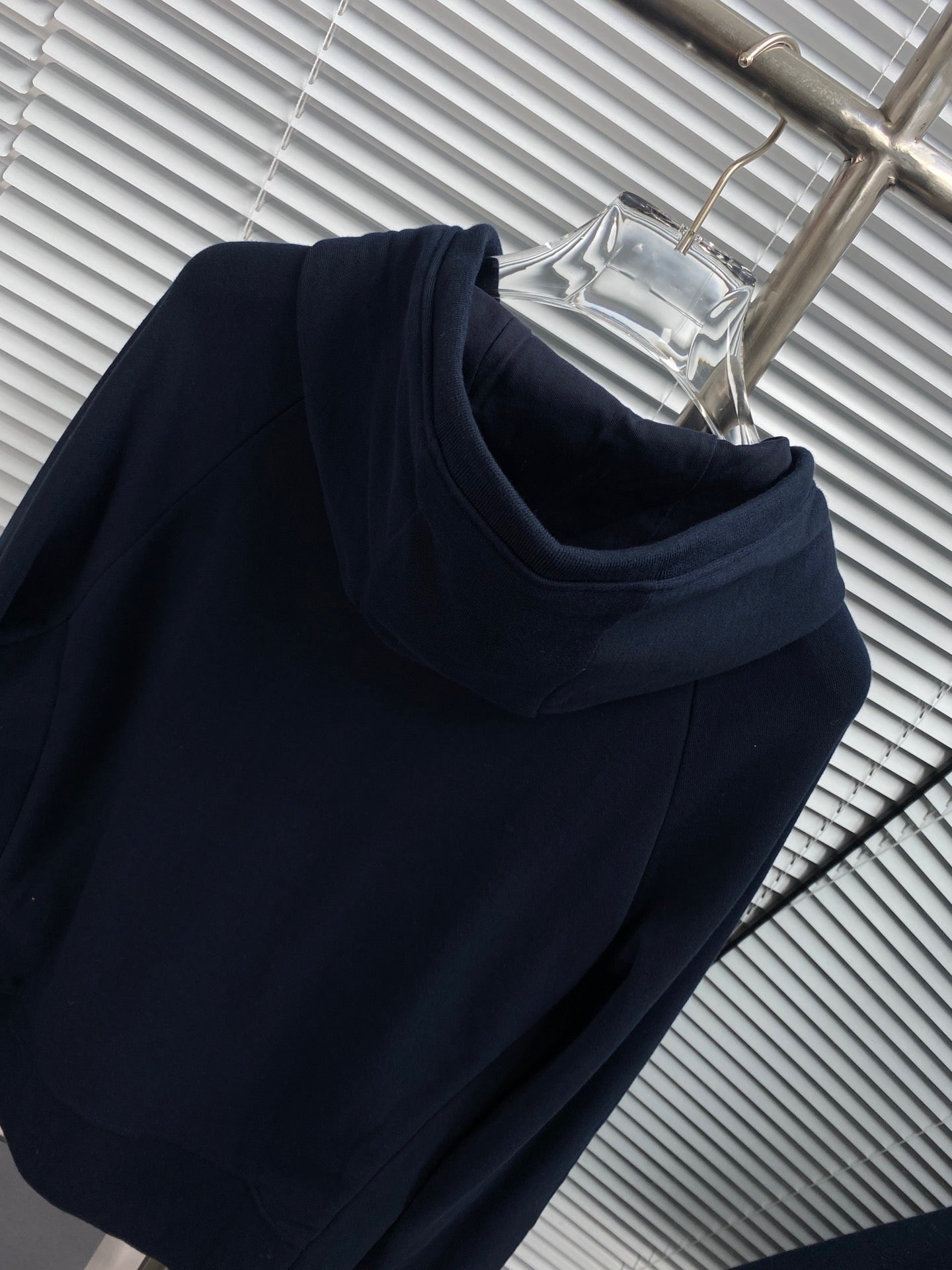 Dunkelblaue und graue Jacke