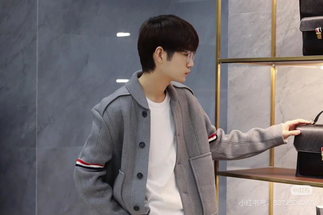 سترة متعددة الألوان