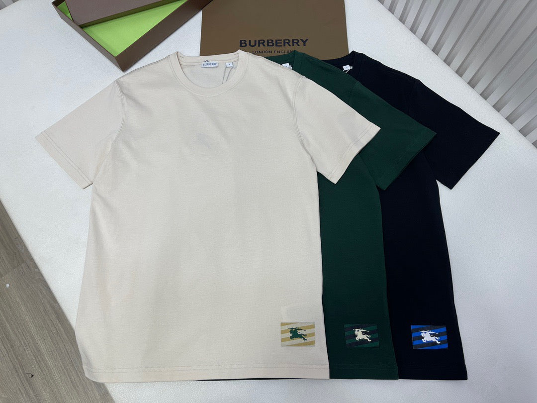 Weißes, grünes und schwarzes T-Shirt